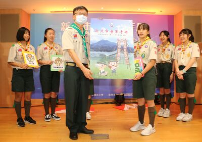 3.張明文局長頒贈新北市童軍手冊給童軍團學生.
