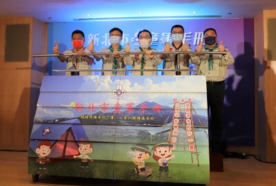 6.左起臺東縣童軍會總幹事洪文政校長、新北市教育局張明文局長、新北市童軍會副總幹事洪中明校長、中華民國童軍總會張文鑫副秘書長、新北市童軍會總幹事張國振校長進行啟動儀式.
