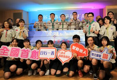 8.張明文局長、重慶國中童軍團學生、編輯群及與會來賓合影.