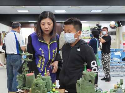 04-一座島嶼的想像-學生介紹美勞作品.