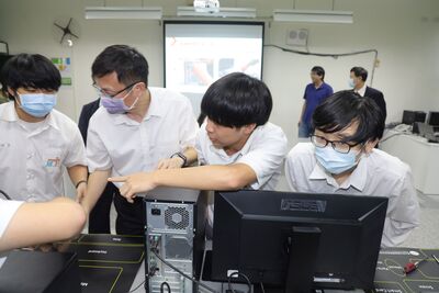 3.市級技職雙語公開觀課暨成果發表會，圖為樟樹實中資訊科雙語實作課程.