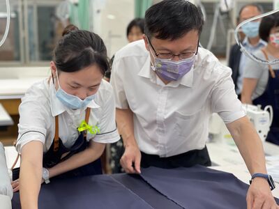 5.新北技職教育以「動手做、學英文」培養符合產業所需人才，圖為樟樹實中流行服裝科動手實作課程.