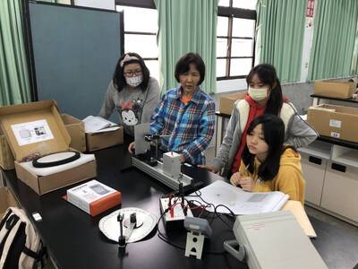 教師指導學生進行實驗.