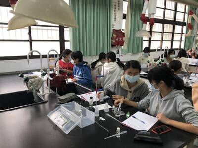 學生進行碘酸鈣溶解度測量實驗.
