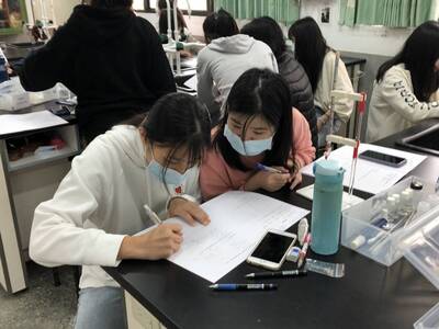 學生撰寫實驗結果.