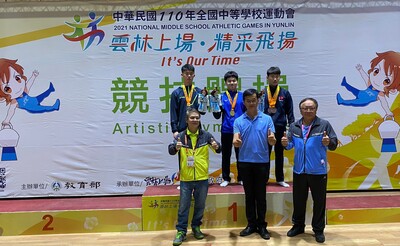 110年全中運奪4金的三重高中體操選手莊佳龍(後排中).