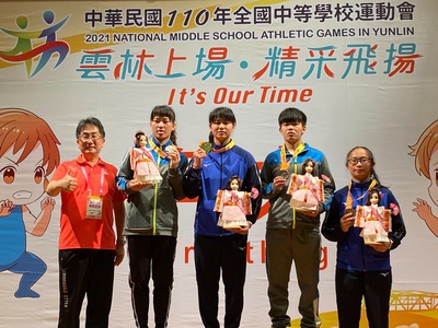 安康高中羅玉琳(中)高女組自由式金牌.
