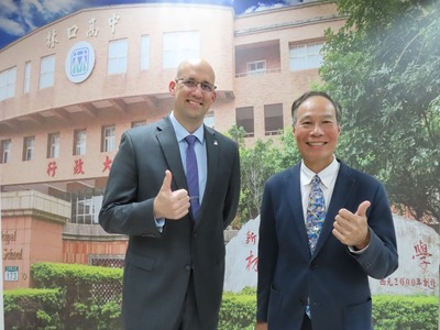 校長高栢鈴與Kibby合影.