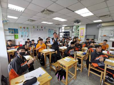 廟方致贈全校高三考生每人一個精美的金榜題名精美吊飾作為結緣品