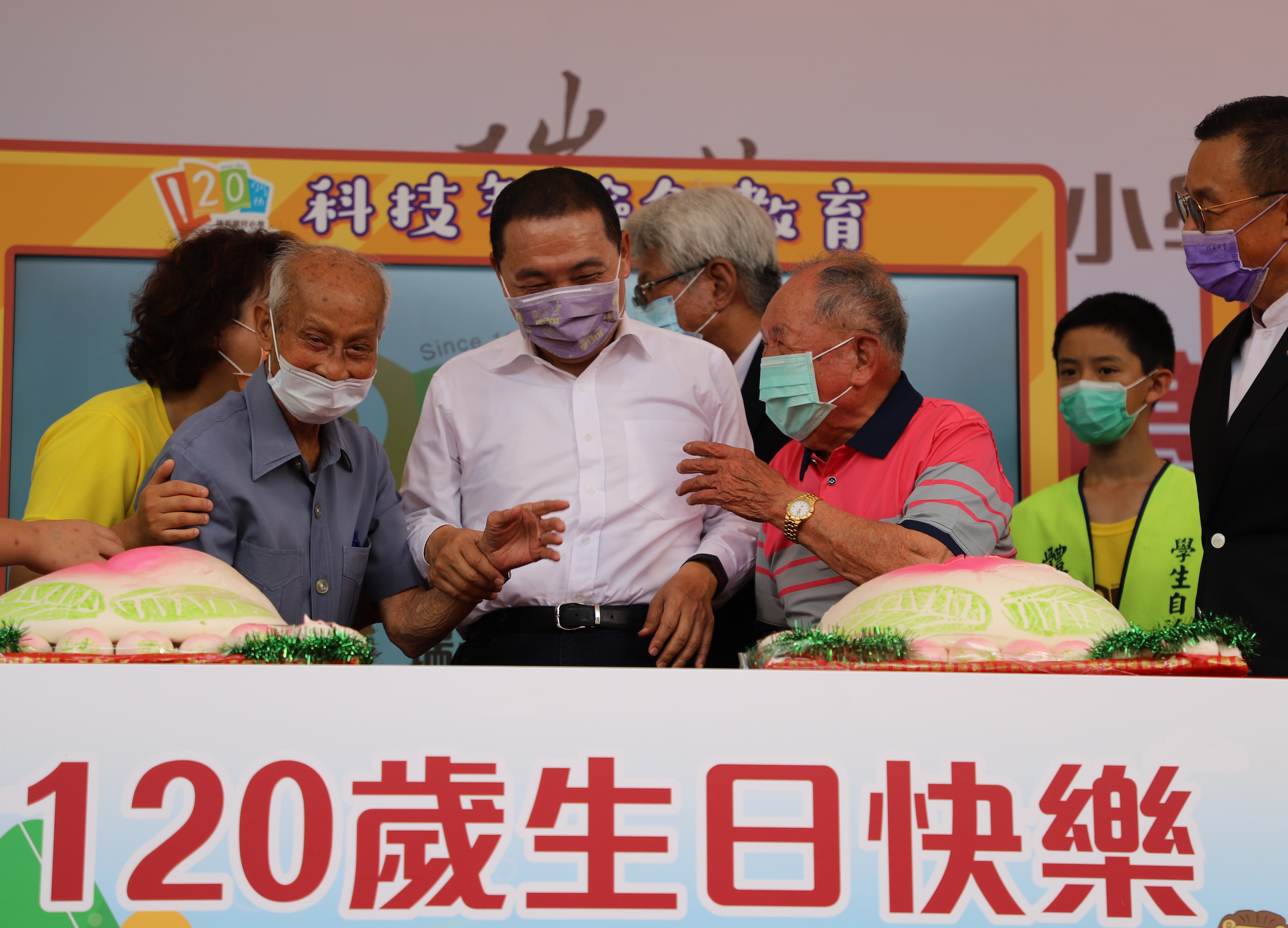 4.侯友宜市長與90歲長者互動、切壽桃.