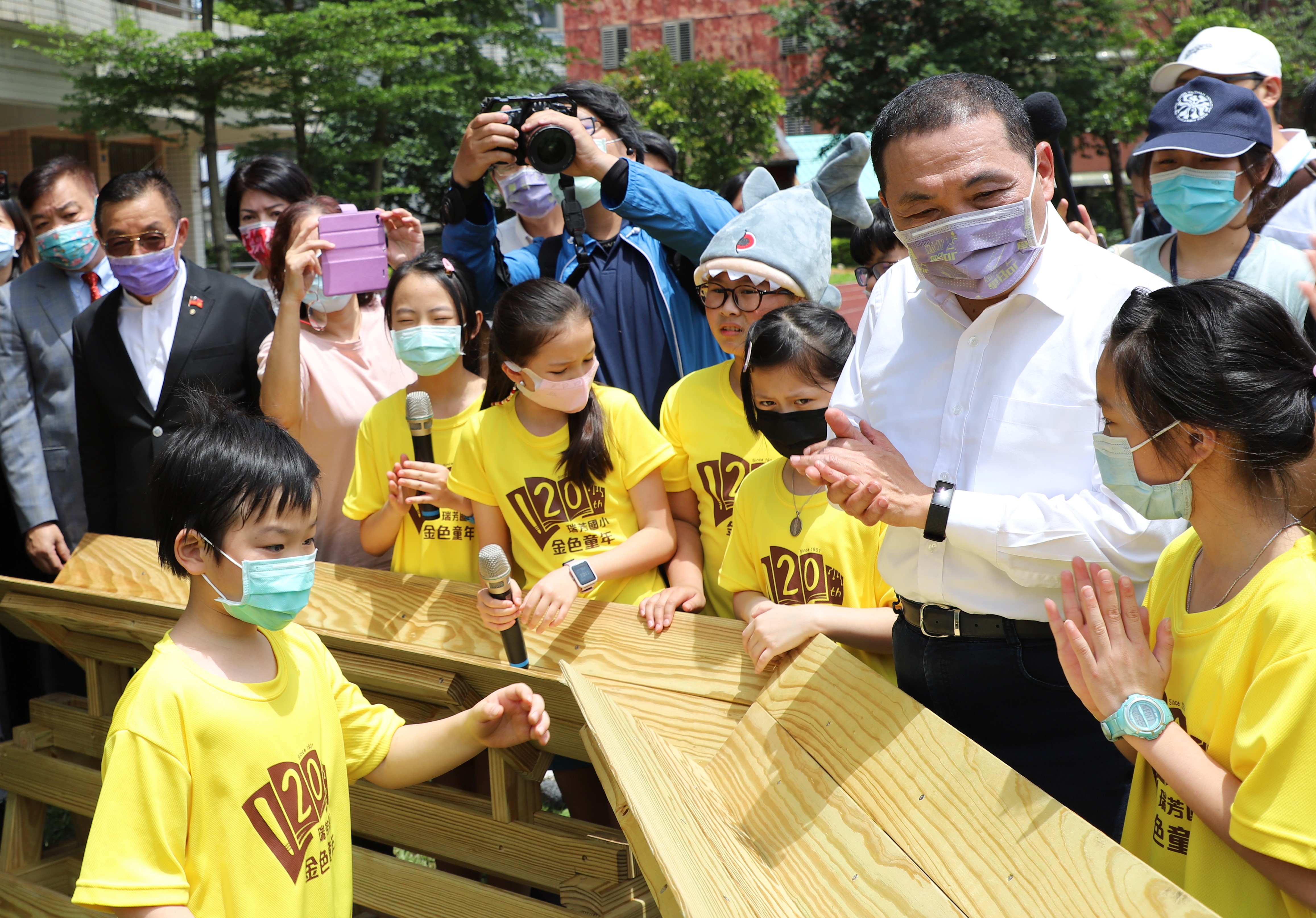 5.學生向市長解說與駐校藝術家與共同創作的「樂玩創客—迷宮種子」裝置藝術.