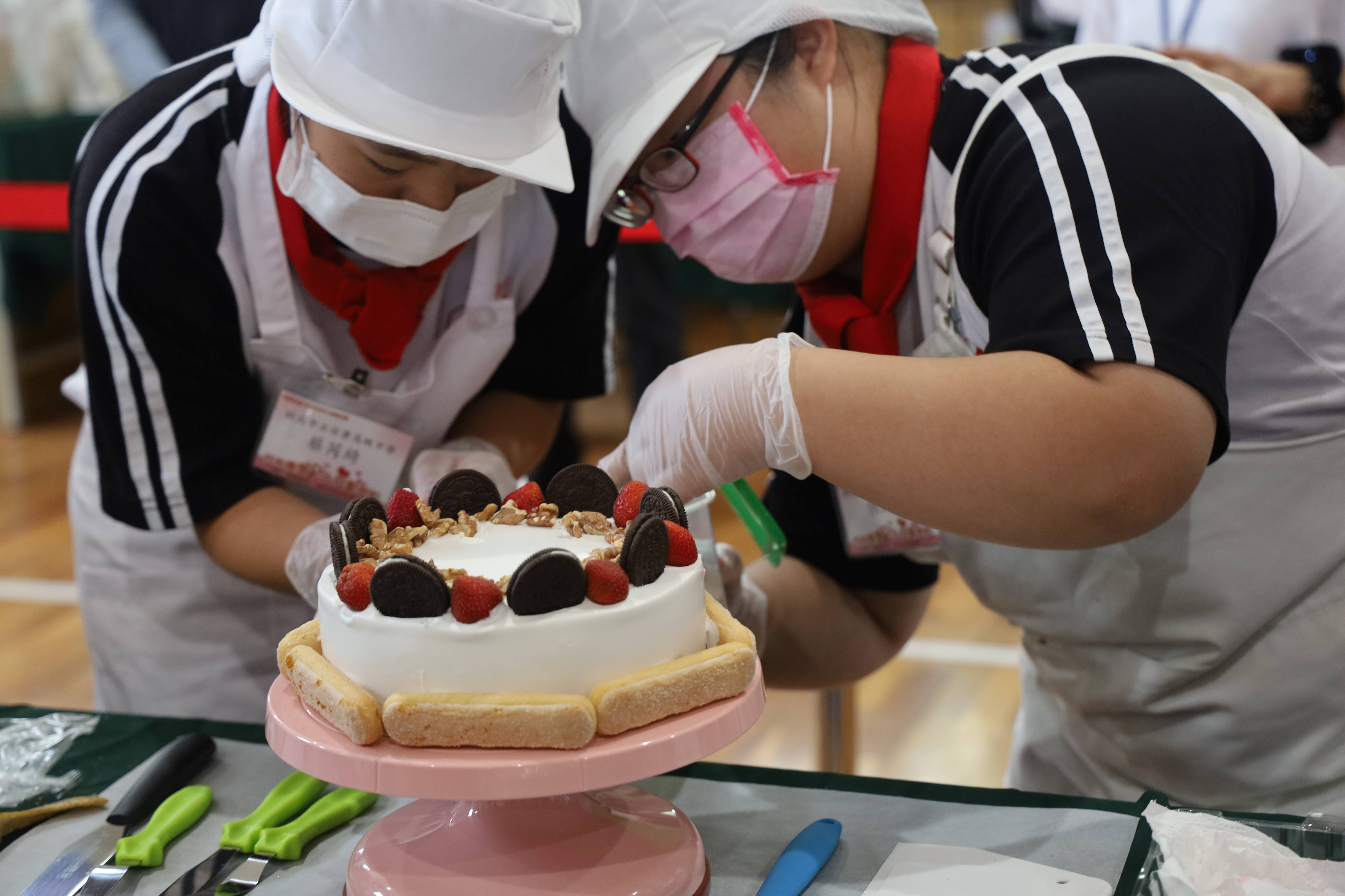 4.特教生進行母親節蛋糕裝飾大賽，展現平日在學校進行餐飲課程之學習成果.