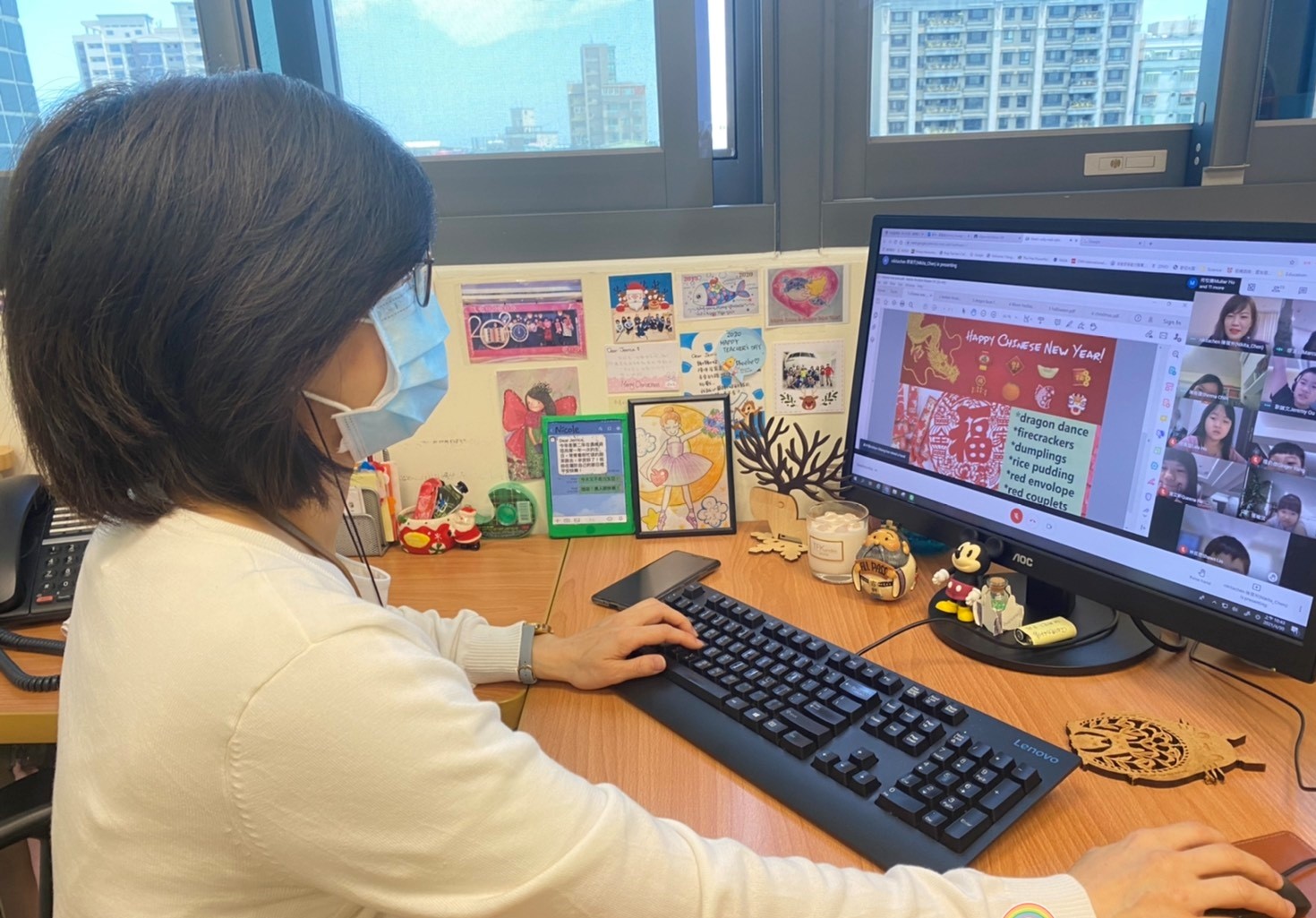 4.行政同仁扮演親師間溝通橋樑，隨時提供專業諮詢，線上入班掌握師生授課與學習情況.