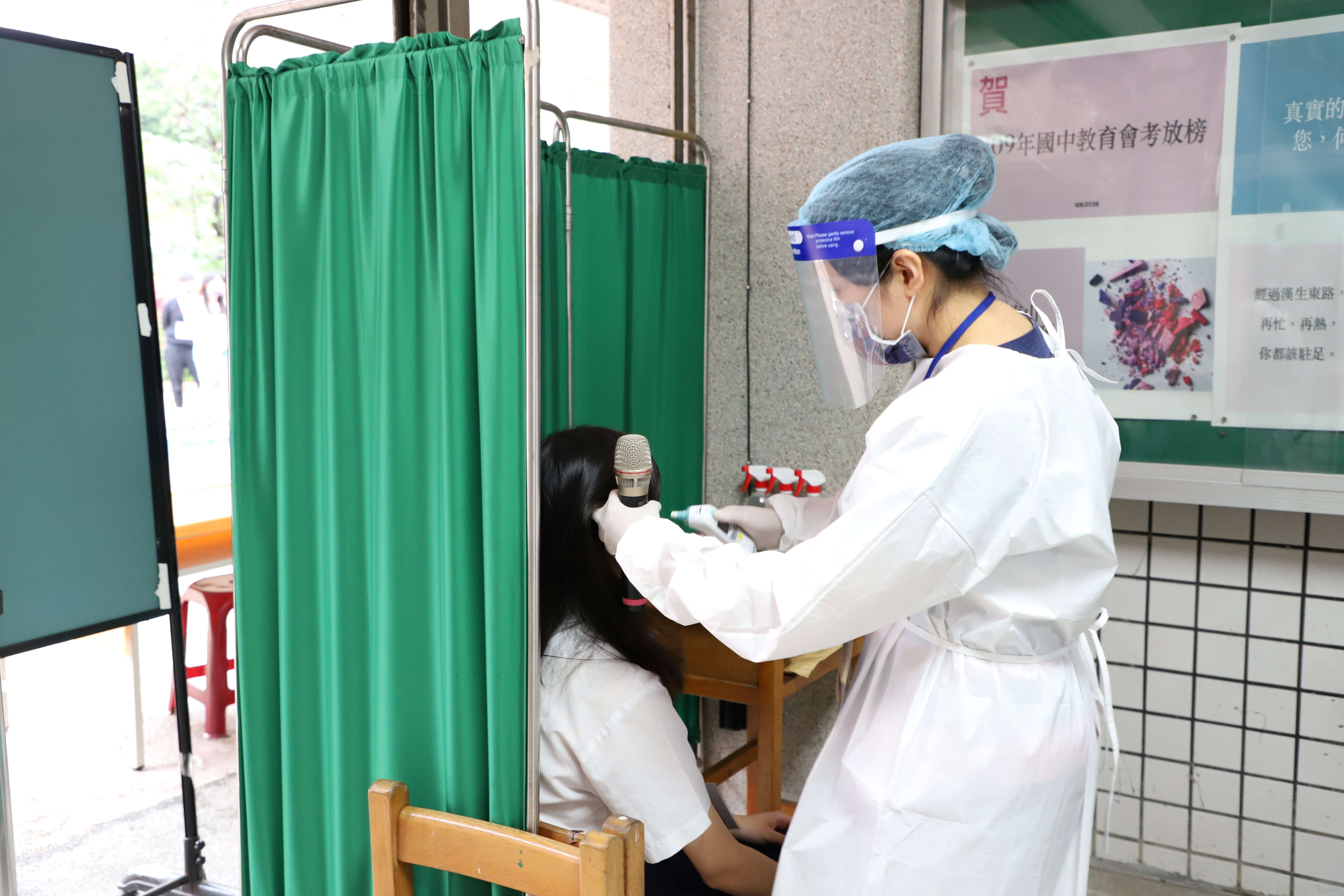 3.發燒考生由醫護人員進行複測.
