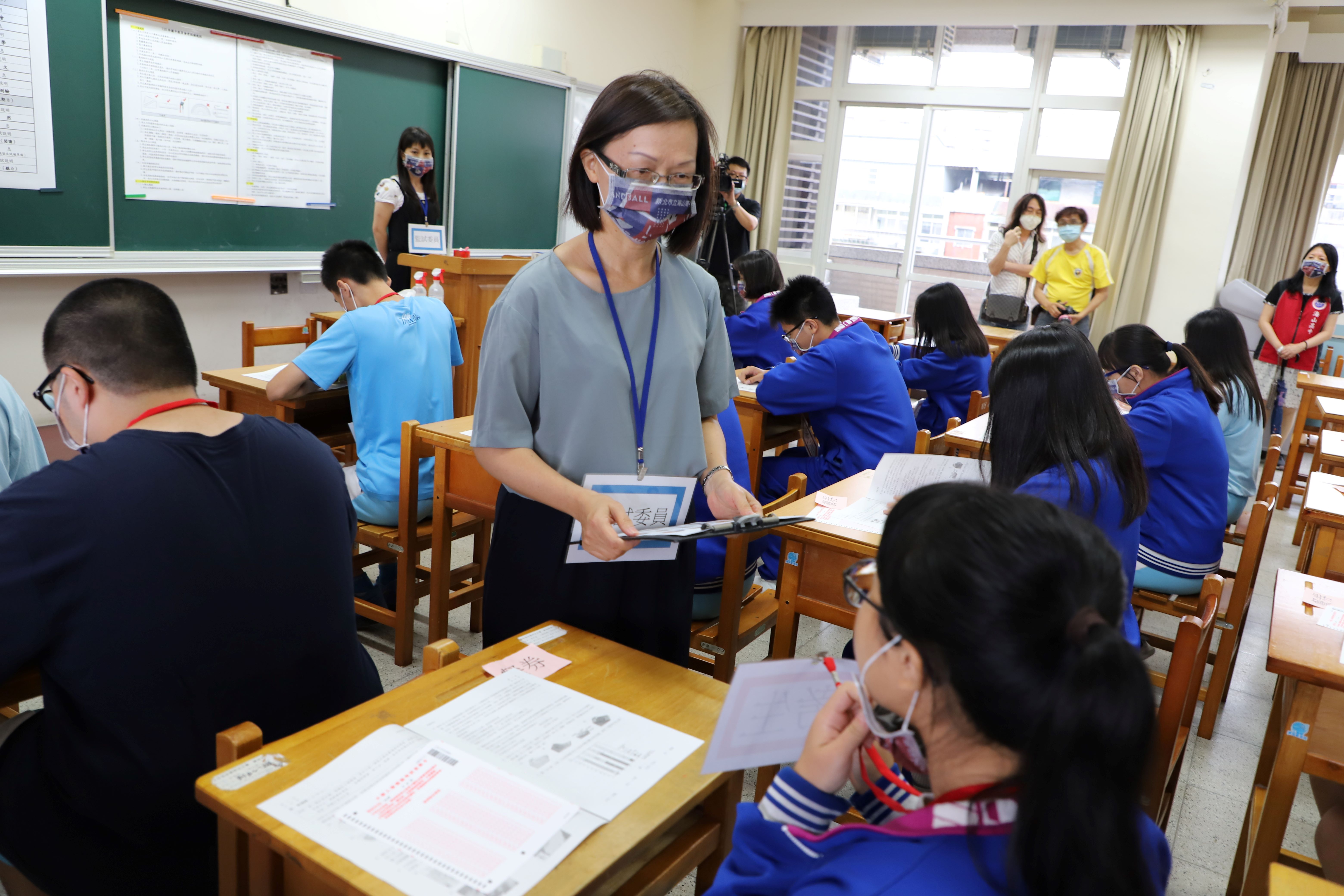 5.查驗考試開始，監試人員查驗考生身分.