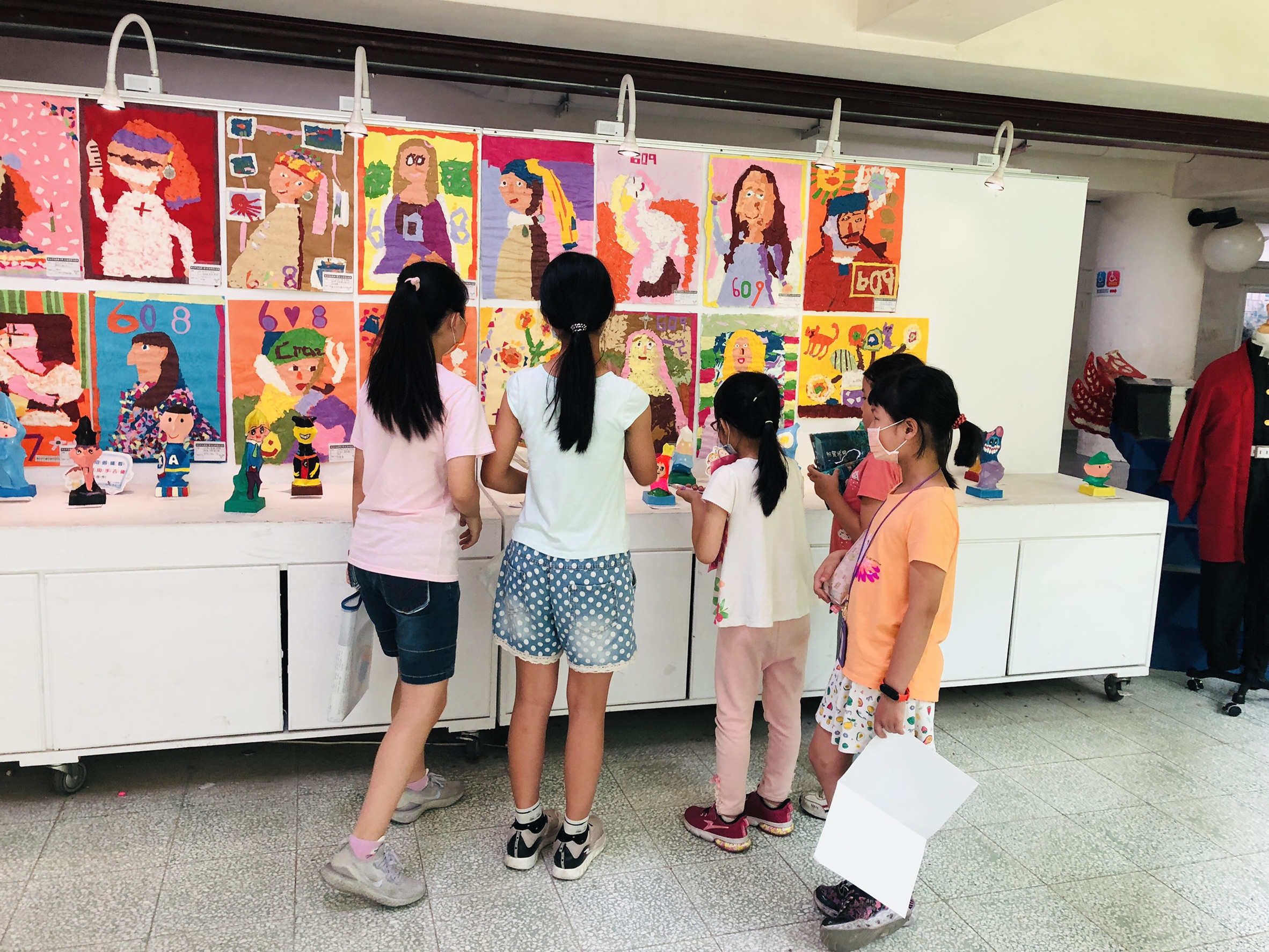 4畢業生為學弟妹導覽.