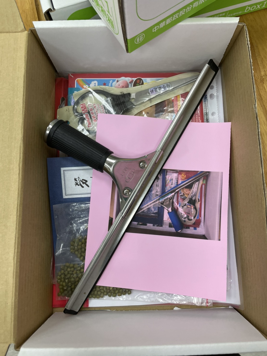 學習百寶箱裡裝載特教老師用心為學生準備各式學習工具及手冊