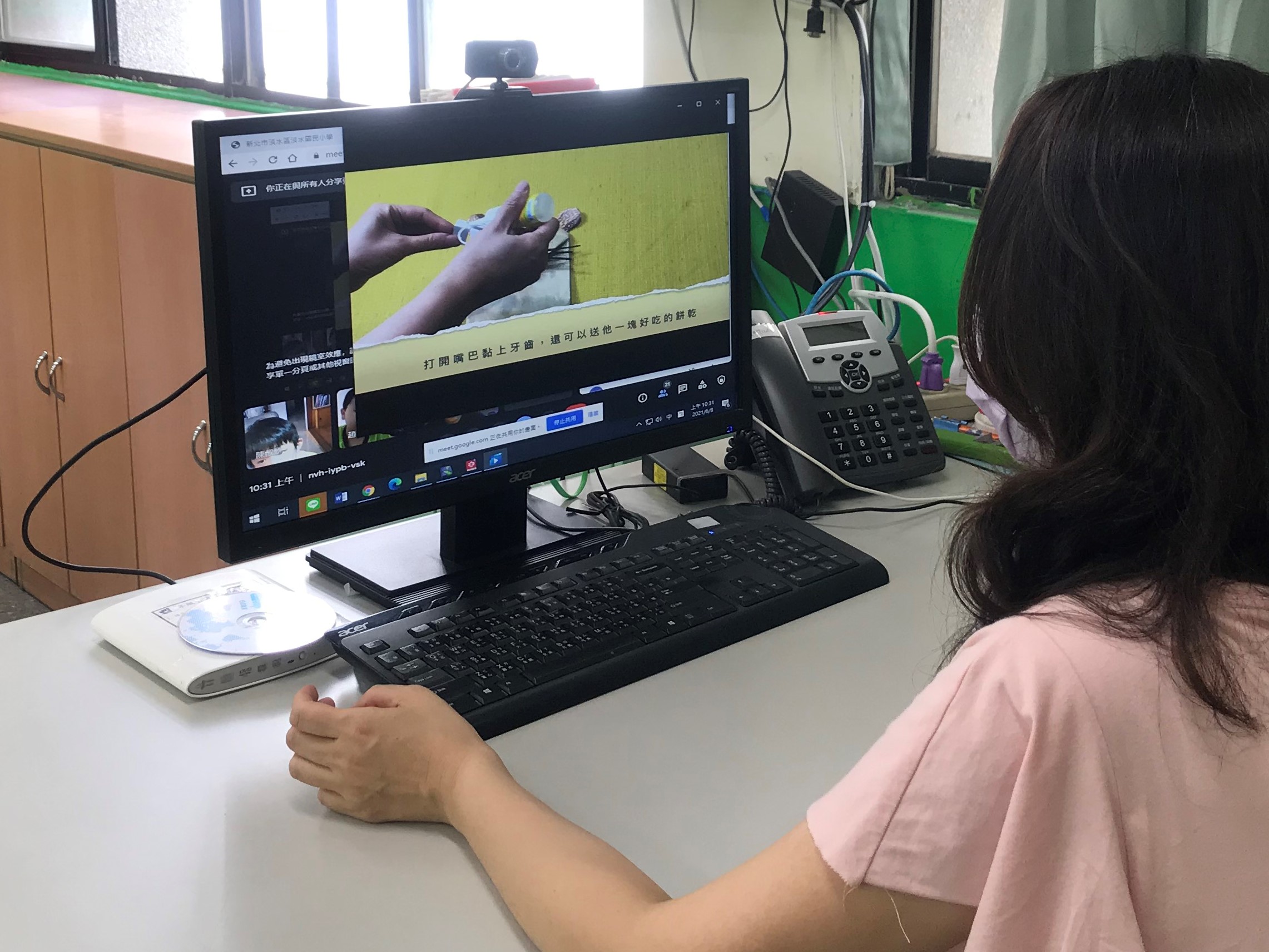 4.淡水國小劉慧琪主任指導學生藉由家中廢紙袋、紙盒創作紙袋偶，在家開心Fun藝術