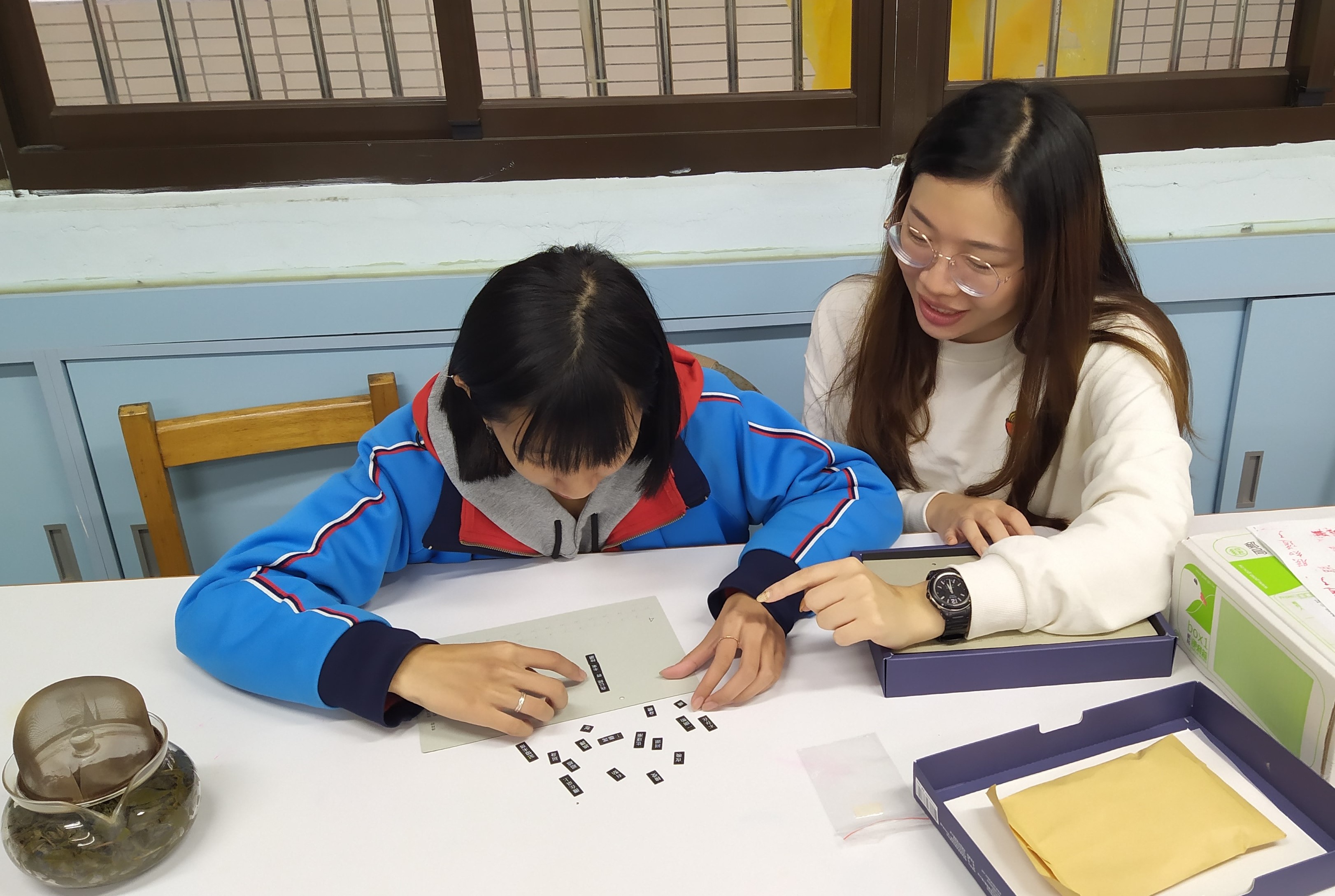 4.老師協助學生進行戒菸日記創作(資料照).jpg