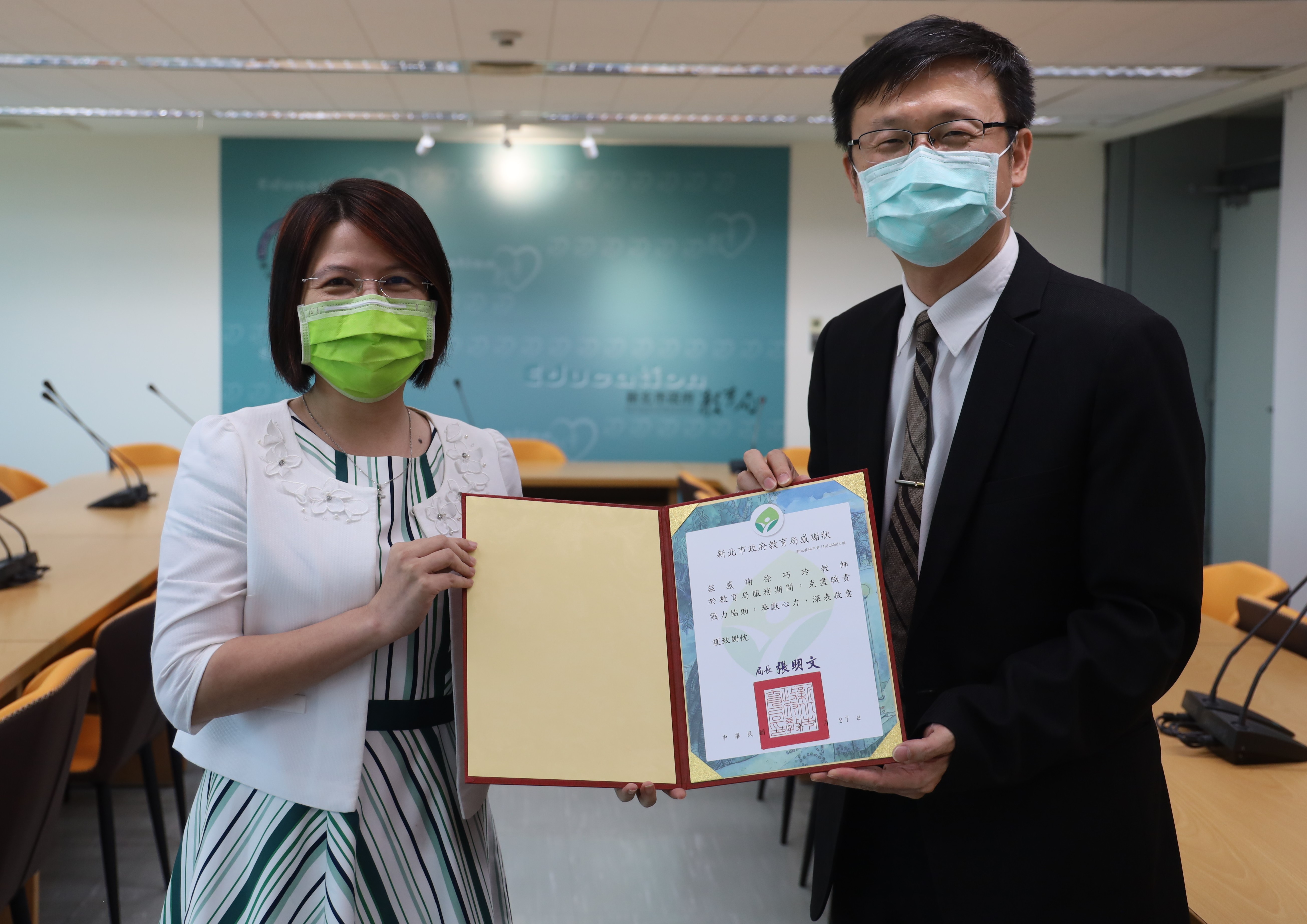 5.崇林國中新任校長徐巧玲(左)認為教育讓孩子充滿無限改變的可能，是值得投入一生的志業.JPG