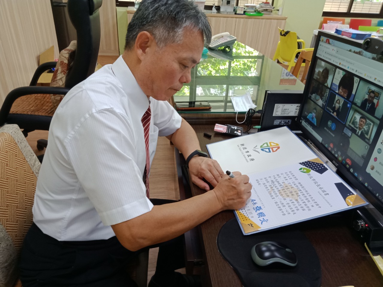6.從泰山轉任忠孝國中的陳秀標校長代表國中校長宣讀承諾並簽署立約書.jpg