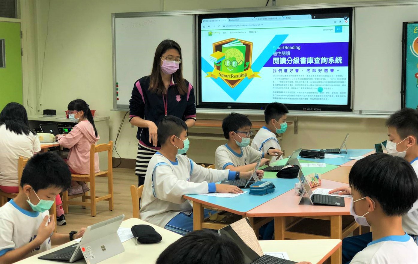 4.老師帶著孩子運用平板查詢適合自己閱讀的圖書(資料照).jpg
