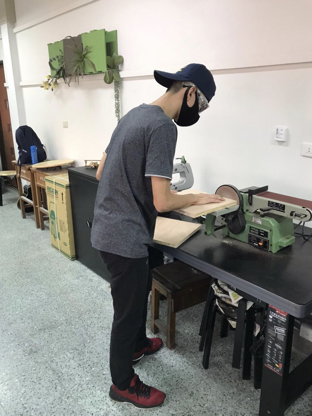4.丹鳳高中陳冠廷同學運用木工技能自製需要的設備.jpg