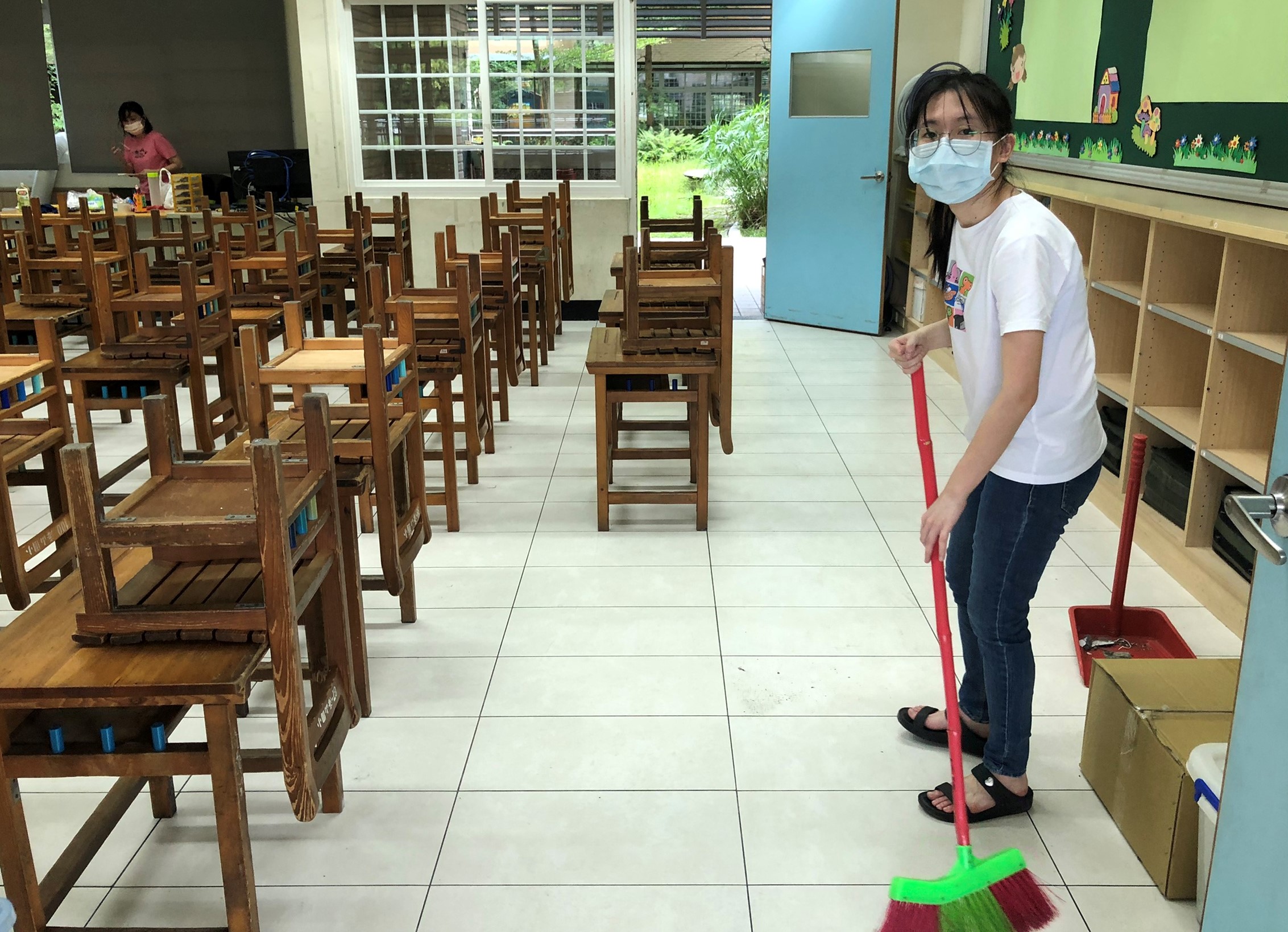 3.學校為了即將開學，老師積極消毒整備教室.jpg