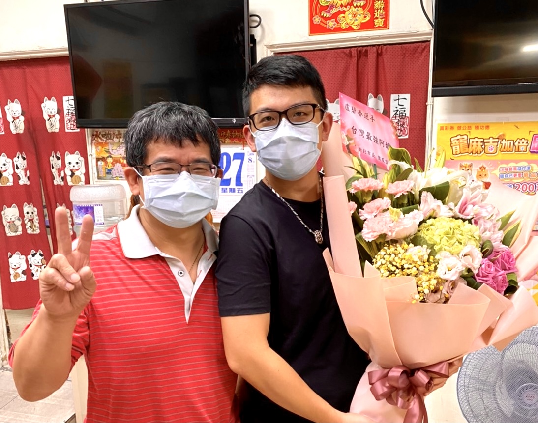 盧碧春丈夫林我欽與兒子開心接受市府祝福心意 (2)