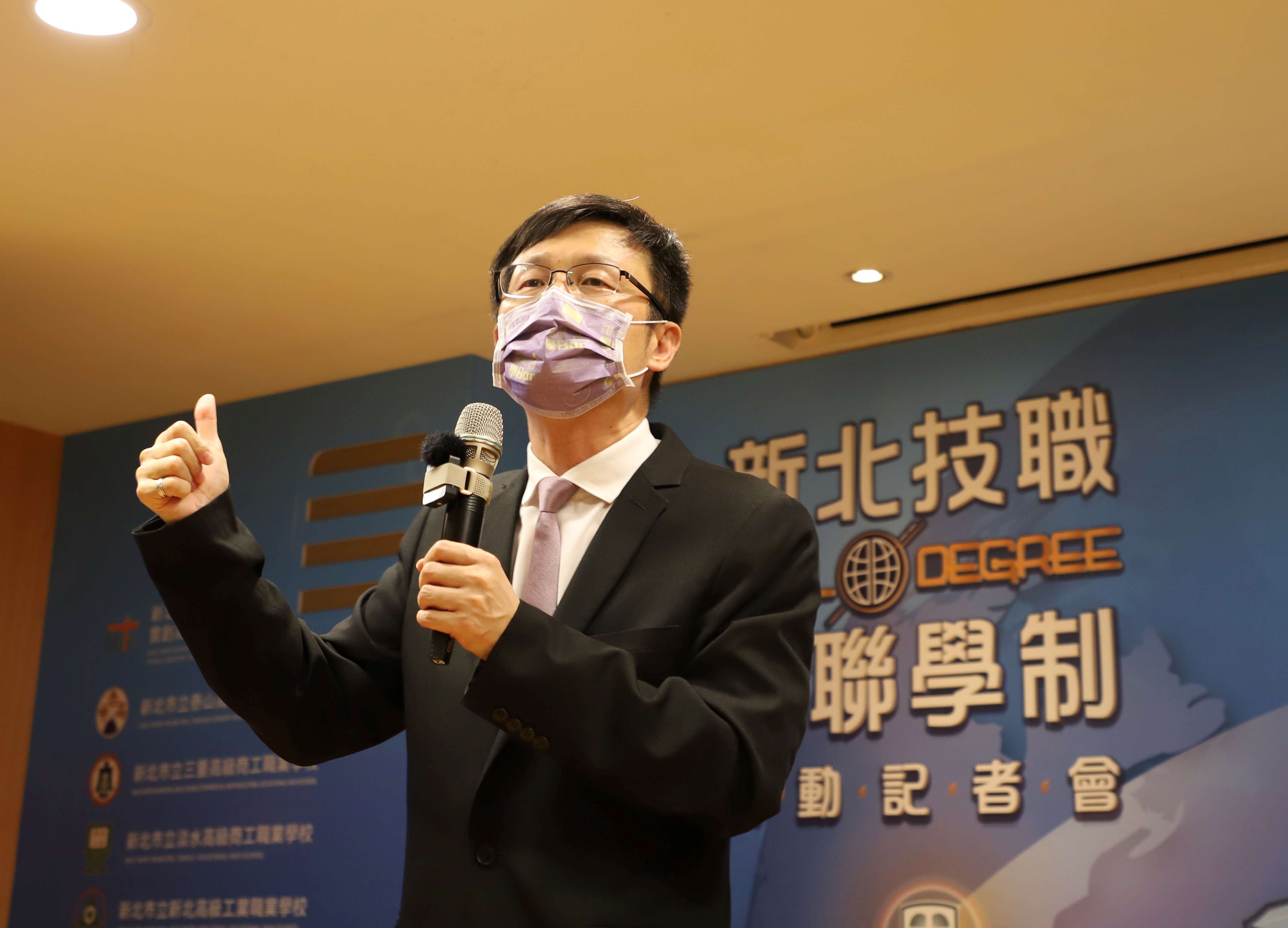 3.張明文局長表示，三年期間通過課程取得臺灣及美國高中雙畢業證書.JPG