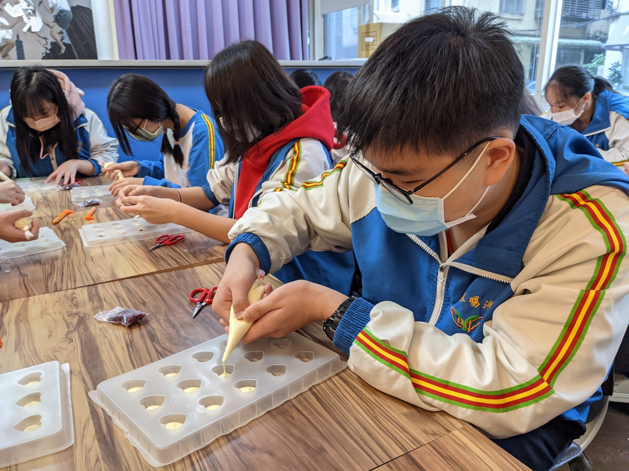 3.汐止國中餐飲科技藝班學生至勵馨基金會進行「有愛公益任務」，製作巧克力幫助受助婦女.jpg