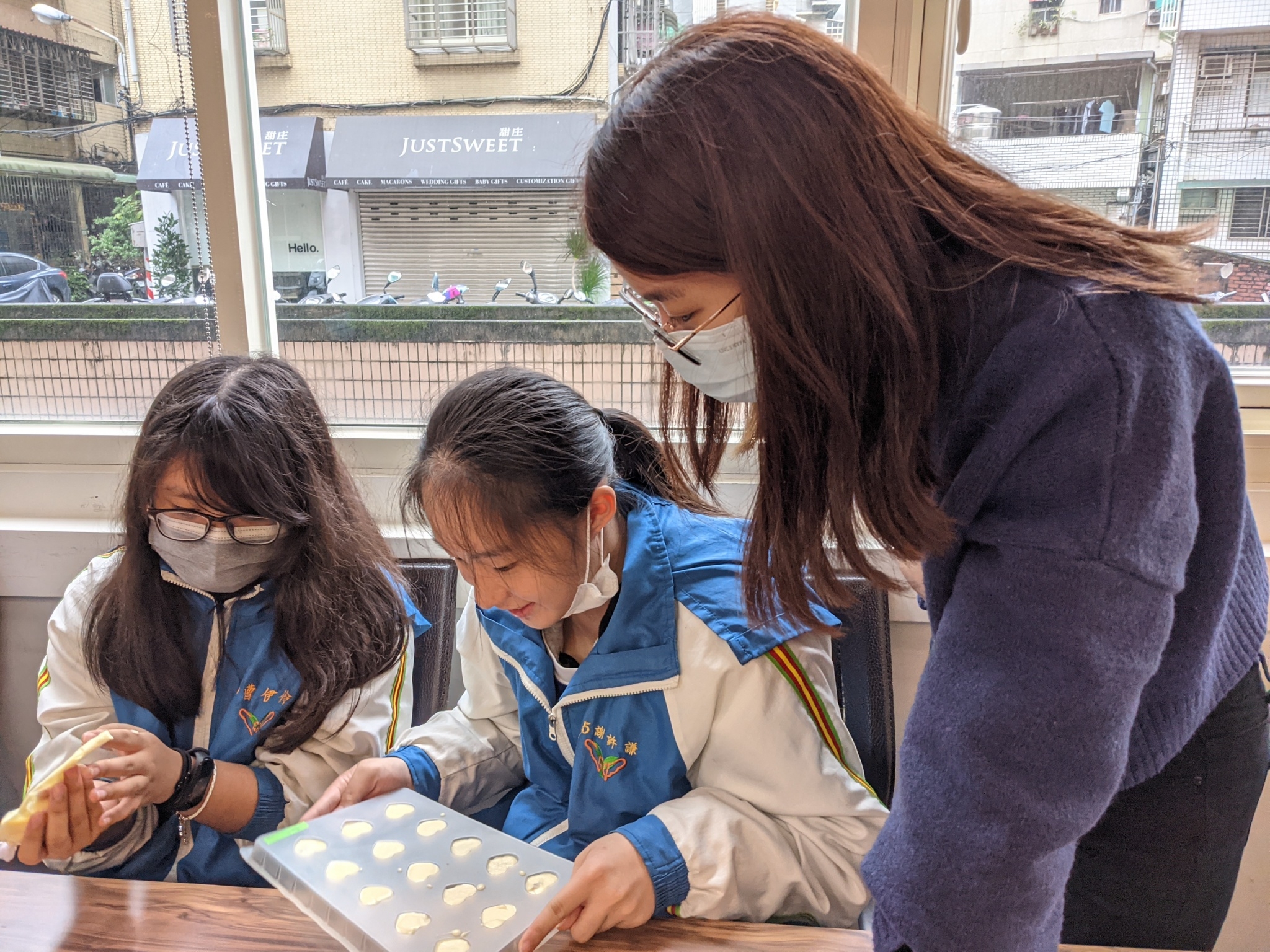 4.汐止國中餐飲科技藝班學生至勵馨基金會進行「有愛公益任務」，製作巧克力幫助受助婦女3.jpg