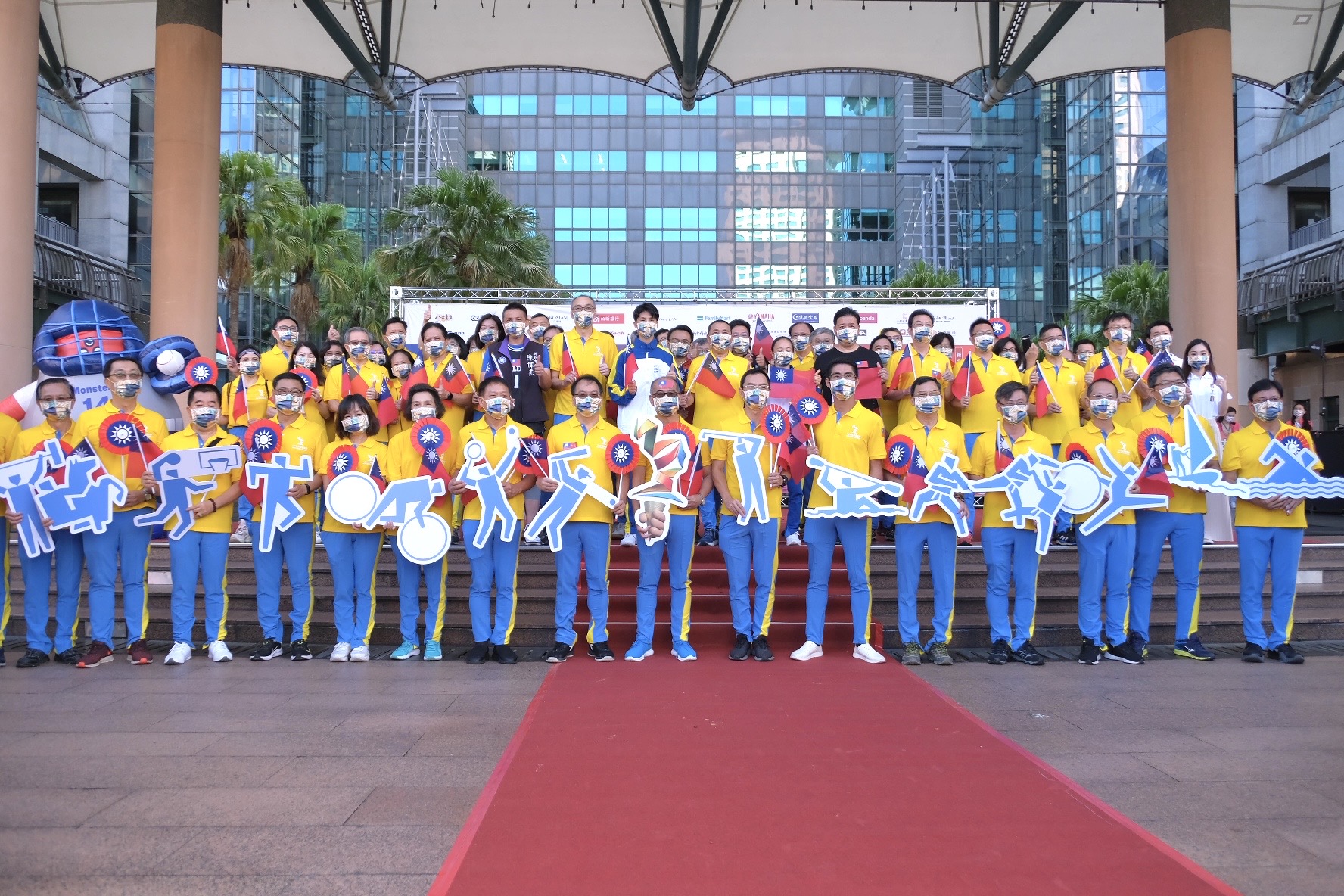 新北市長侯友宜率市府團隊共同升國旗迎聖火