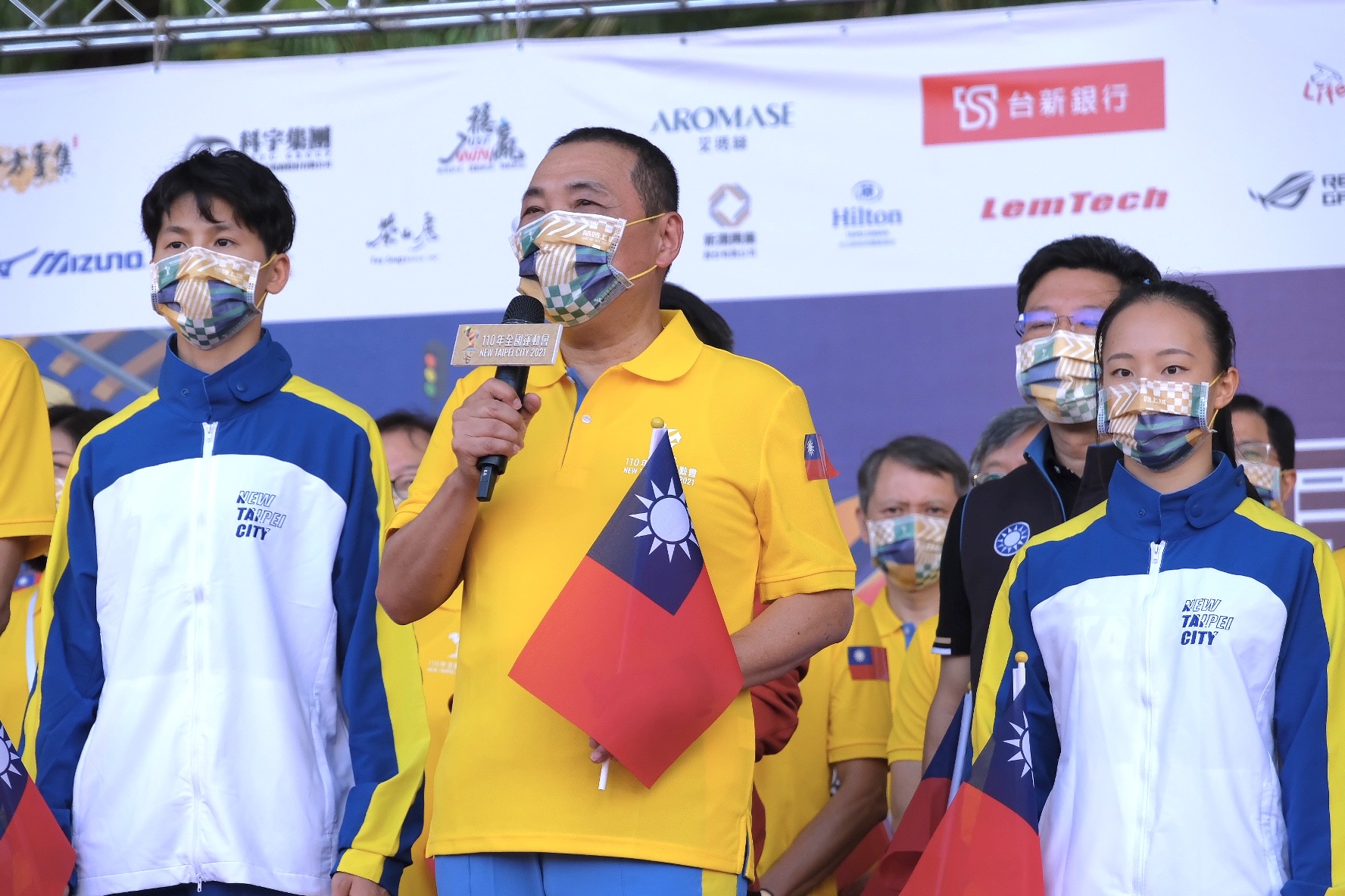 東奧拳擊選手林郁婷(左)與體操選手丁華恬(右)以新北代表隊選手參與升旗