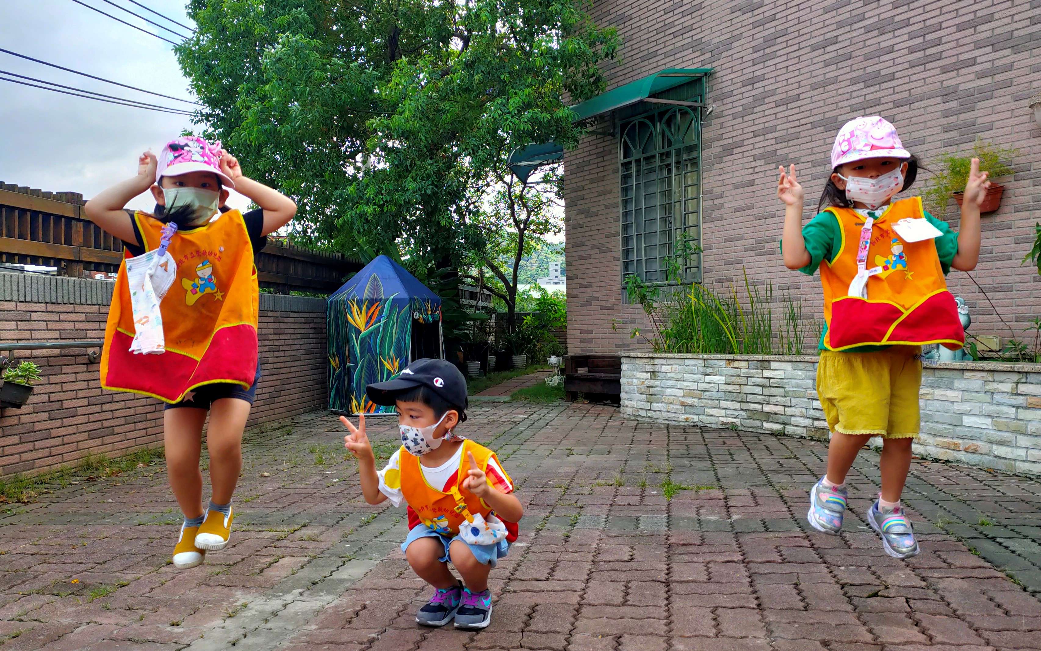 4.幼兒園小寶貝學小白兔跳躍.jpg
