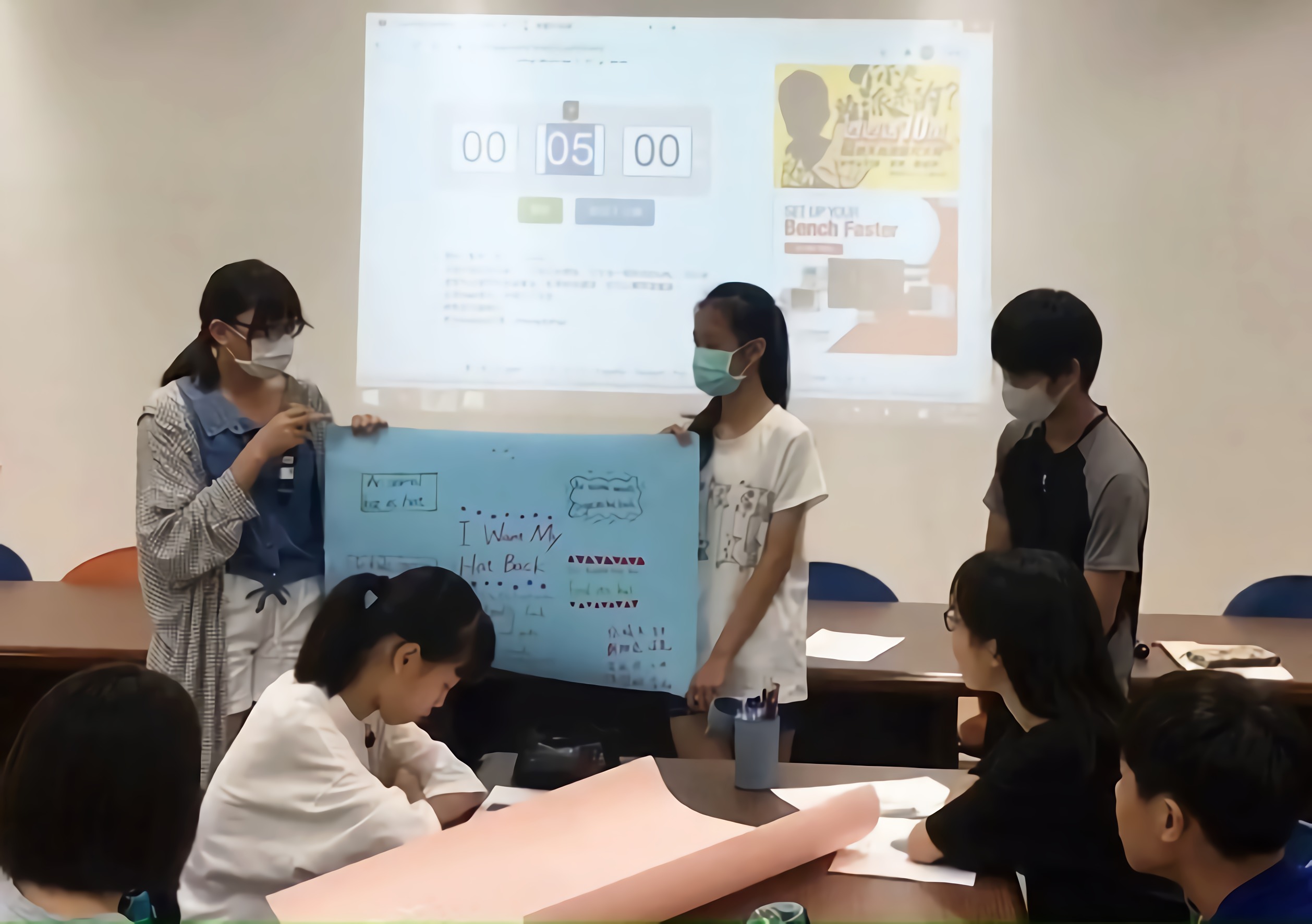 資優假日方案重視每個學生的發表能力，尖山國中陳羿妏(左一)在師生的鼓勵下嘗試用英文發表(資料照).jpg