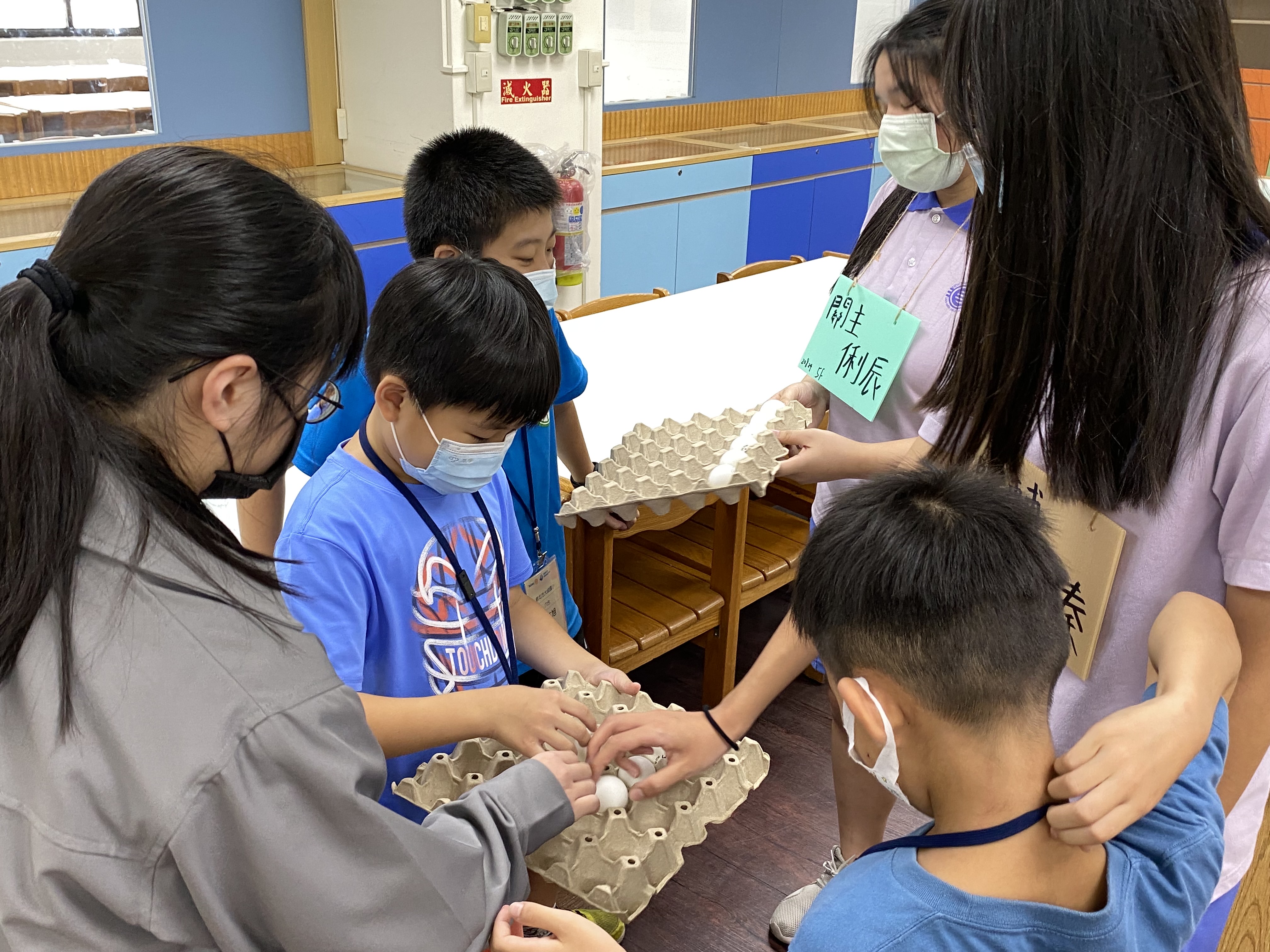 大學伴指導小學伴過關技術，拉近彼此之間的距離