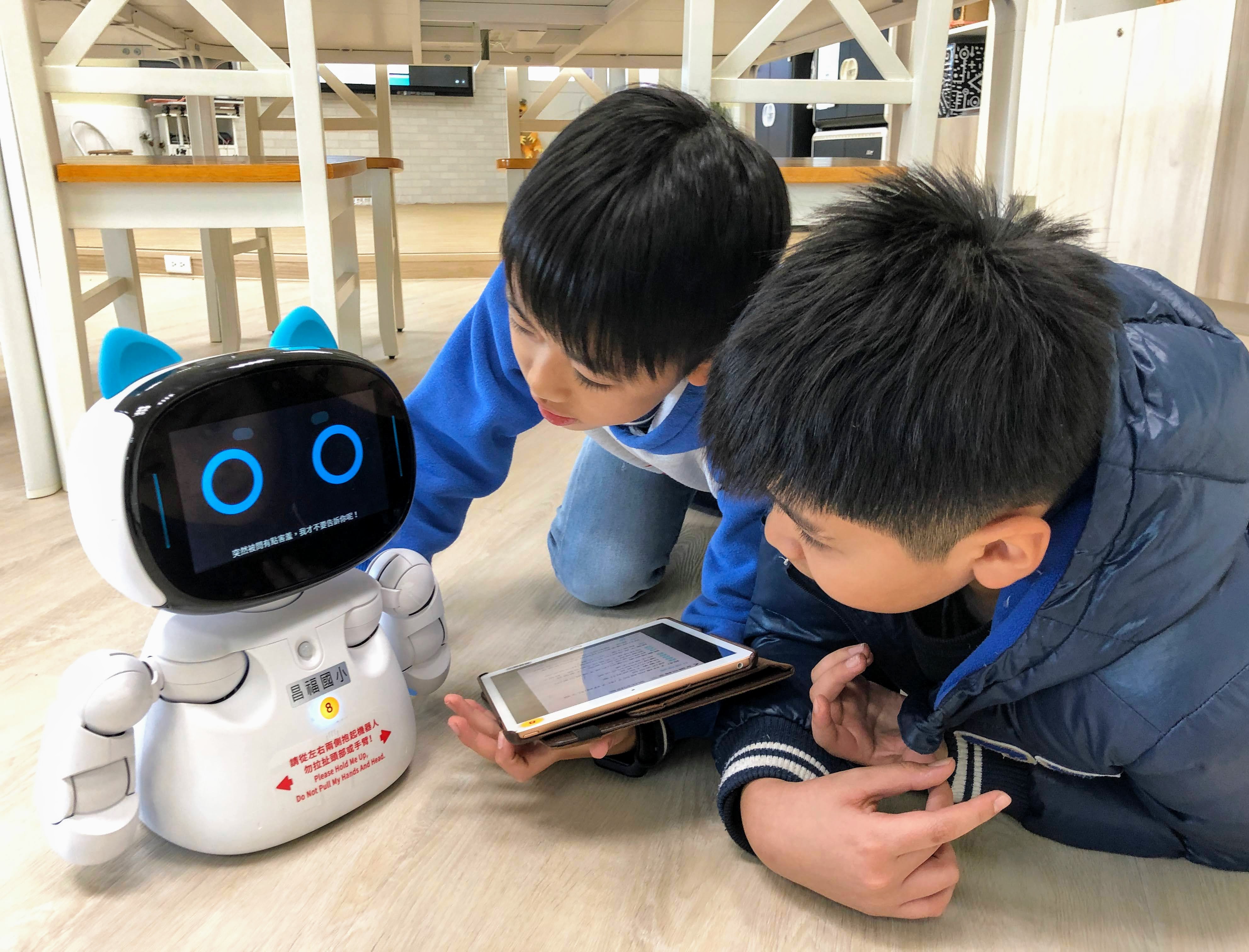5.昌福國小學生利用程式控制凱比機器人(資料照).JPG