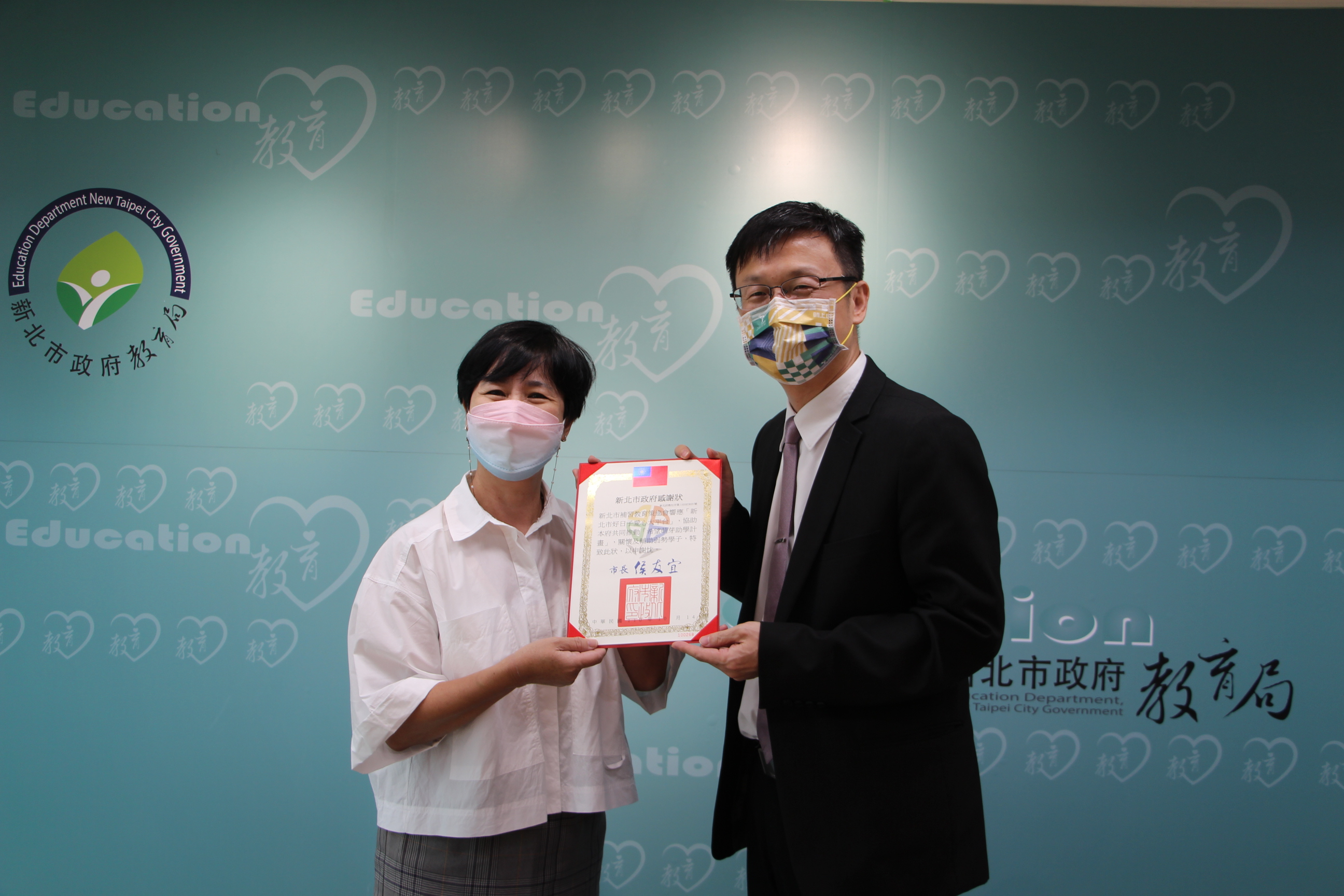 張明文局長頒贈感謝狀給參與希望萌芽計畫的補教團體，由新北市補習教育策進會陳春香理事長代表受獎.JPG