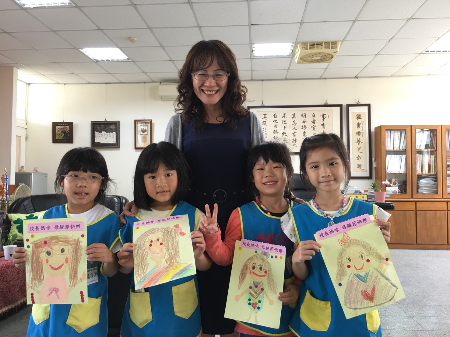 集美國小高淑真校長運用感動力領導，以善的文化導入校園，讓親師生在愛、支持、同理與關懷的溫暖情境裡正向發展。圖為學生送母親節卡片(資料照).jpg