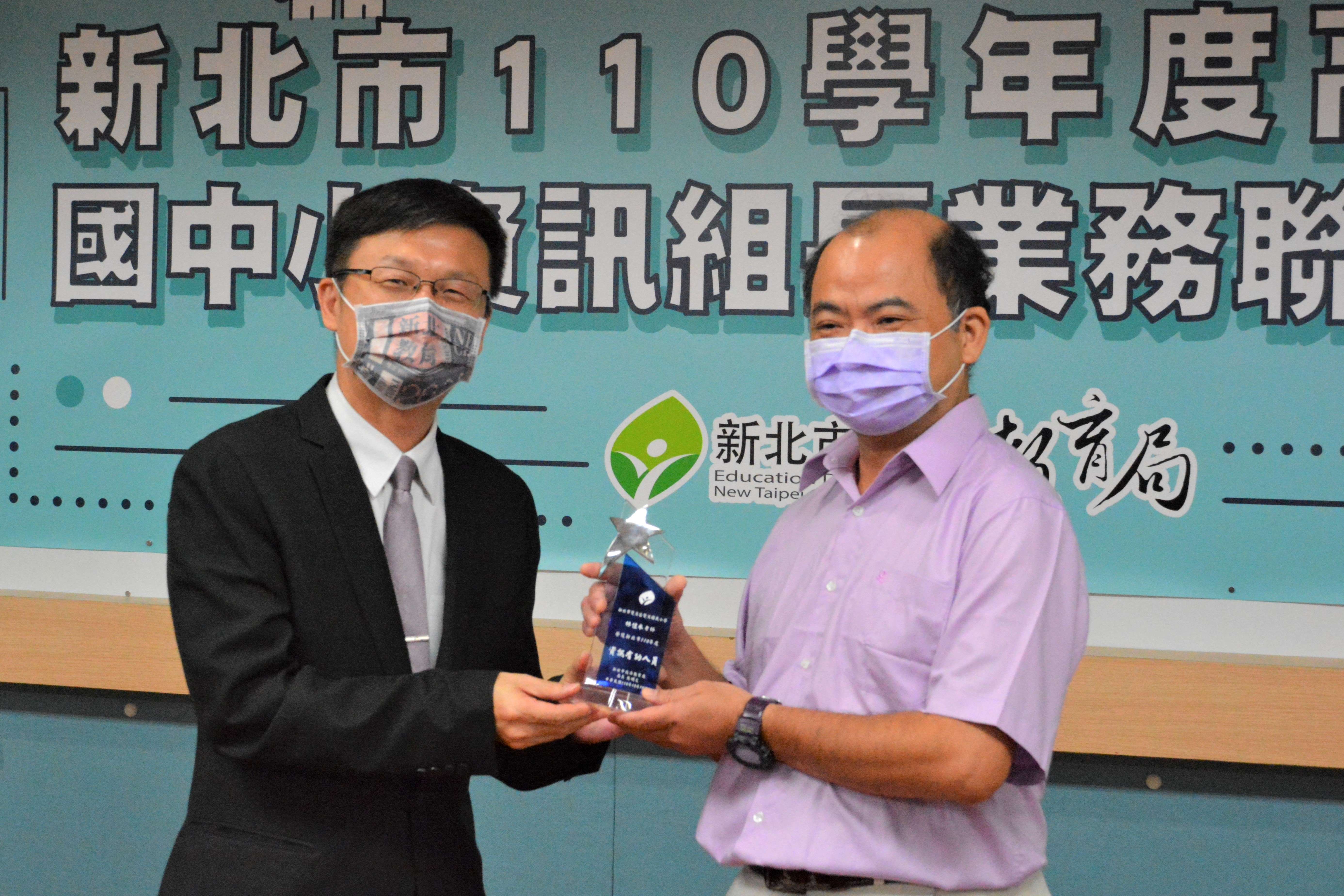 雙溪國小林佳禾老師榮獲資訊有功人員，他說「不放棄、不妥協，就能夠把資訊教育做得非常好」.JPG