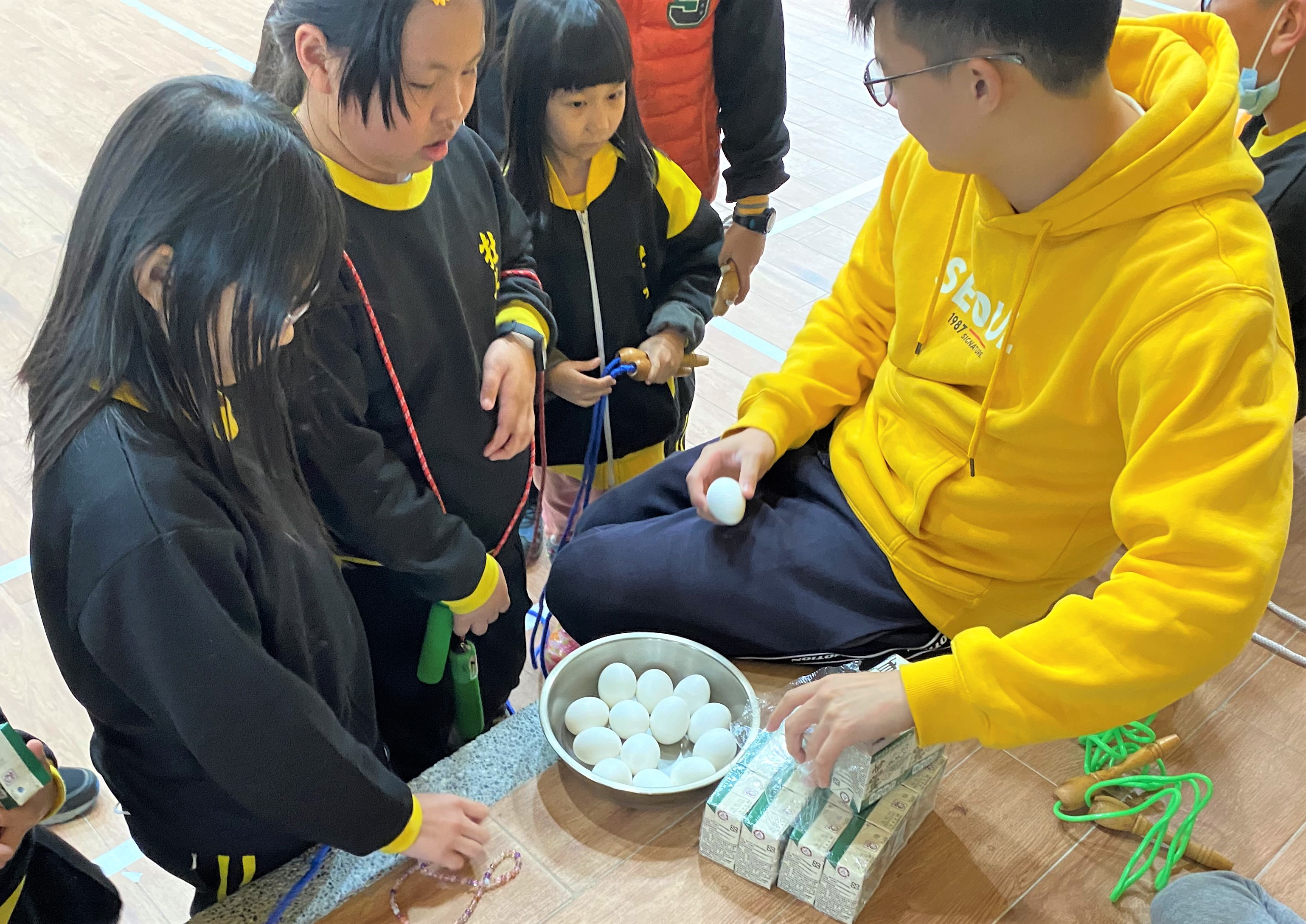 5.老師提醒運動後喝牛奶吃水煮蛋，補充優質蛋白質(資料照).jpg