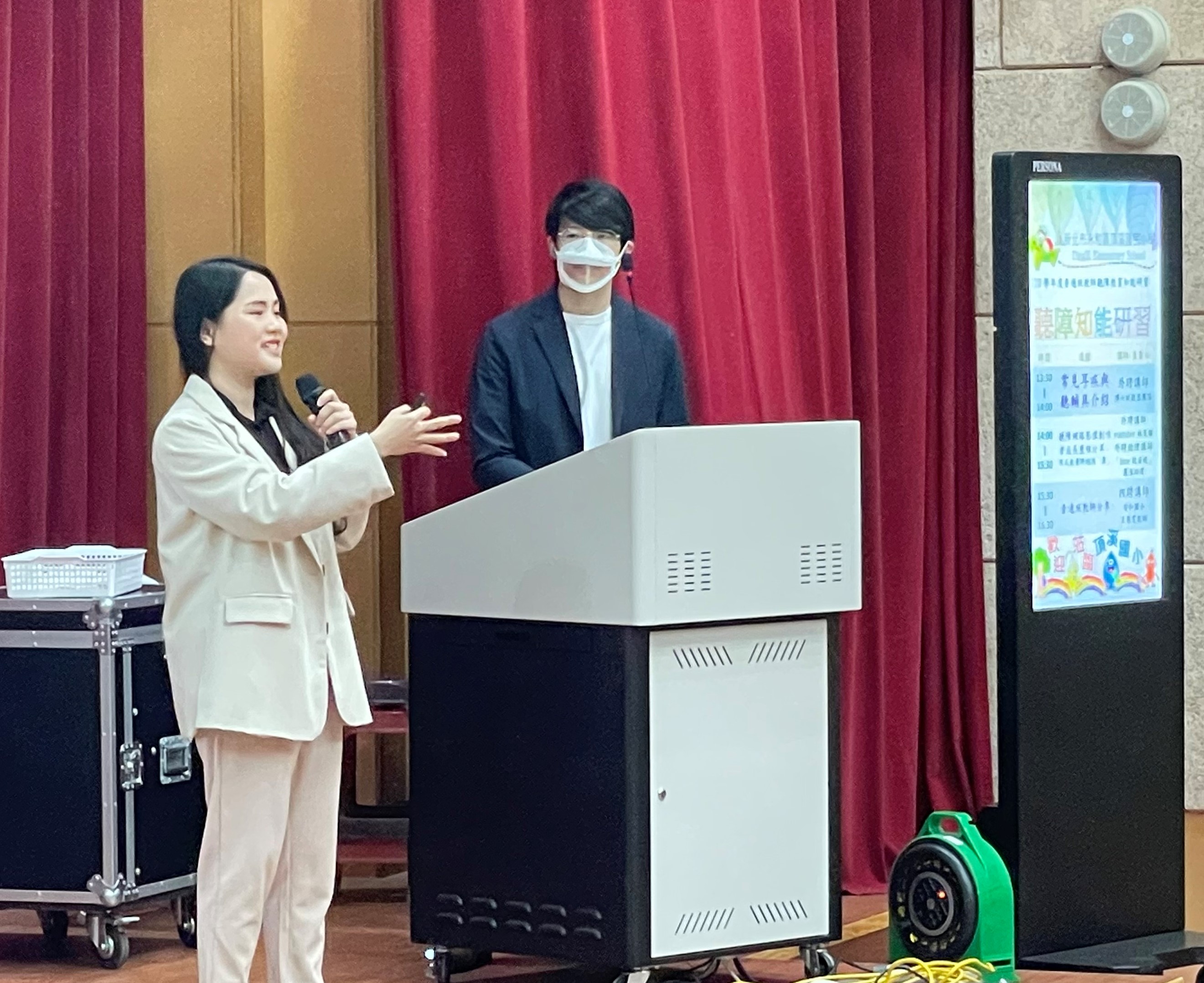 新北巿教育局邀請傑出聽障人士網紅YouTuber「Anne欸安妮」林旻臻分享成長歷程.jpg