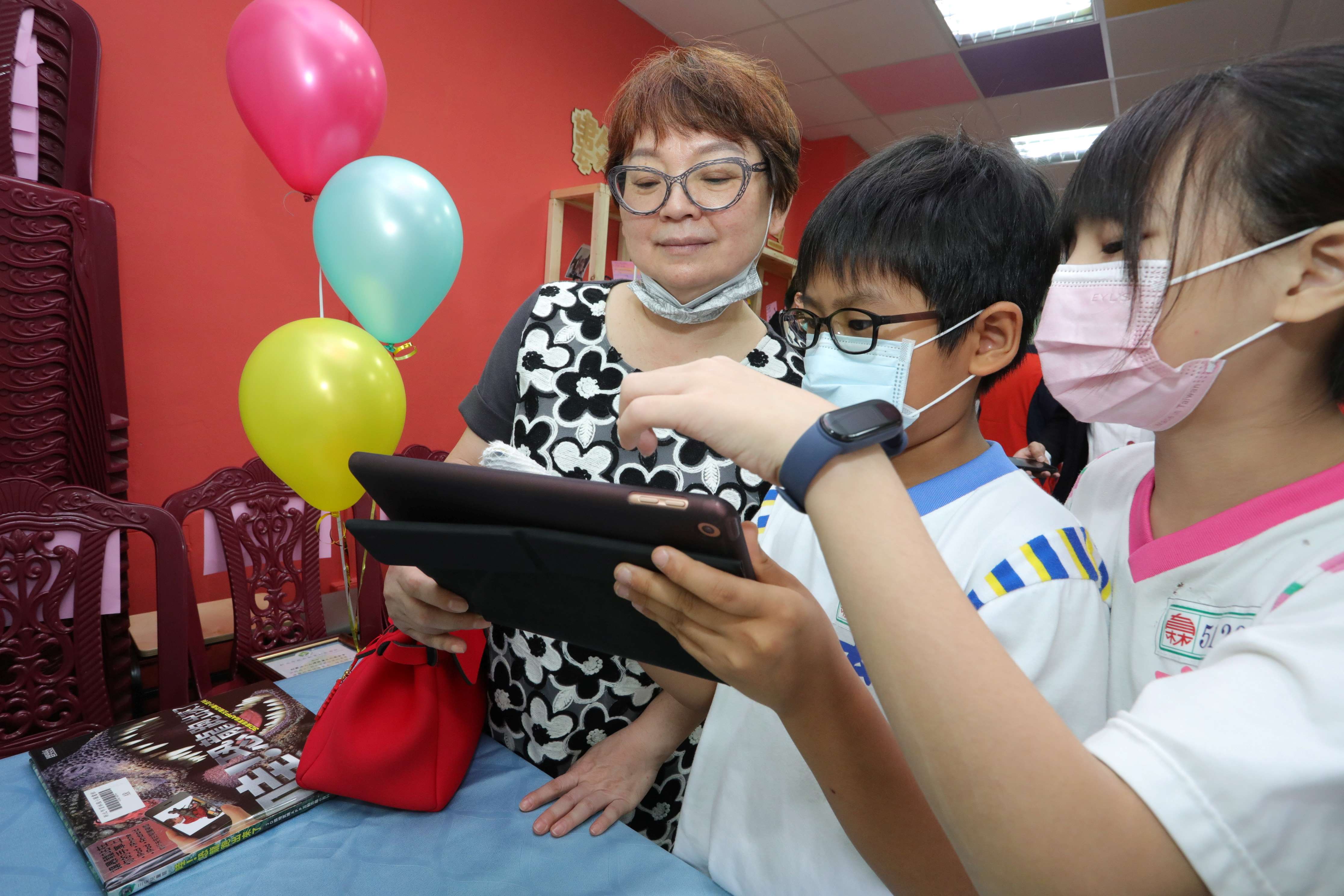 4.育林國小學生使用平板閱讀AR書籍.jpg