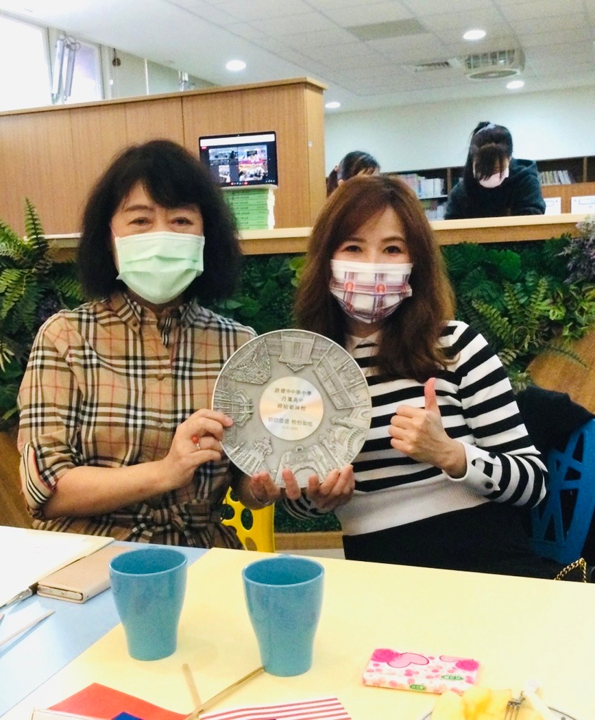 曾慧媚校長與吳永沛會長拿著波德申中華中學紀念品錫盤合影