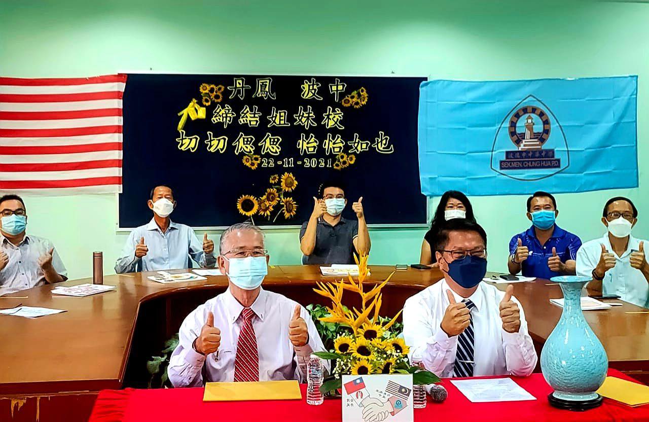 波德申中華中學張永慶校長與董事長與紀念品鶯歌陶瓷合影