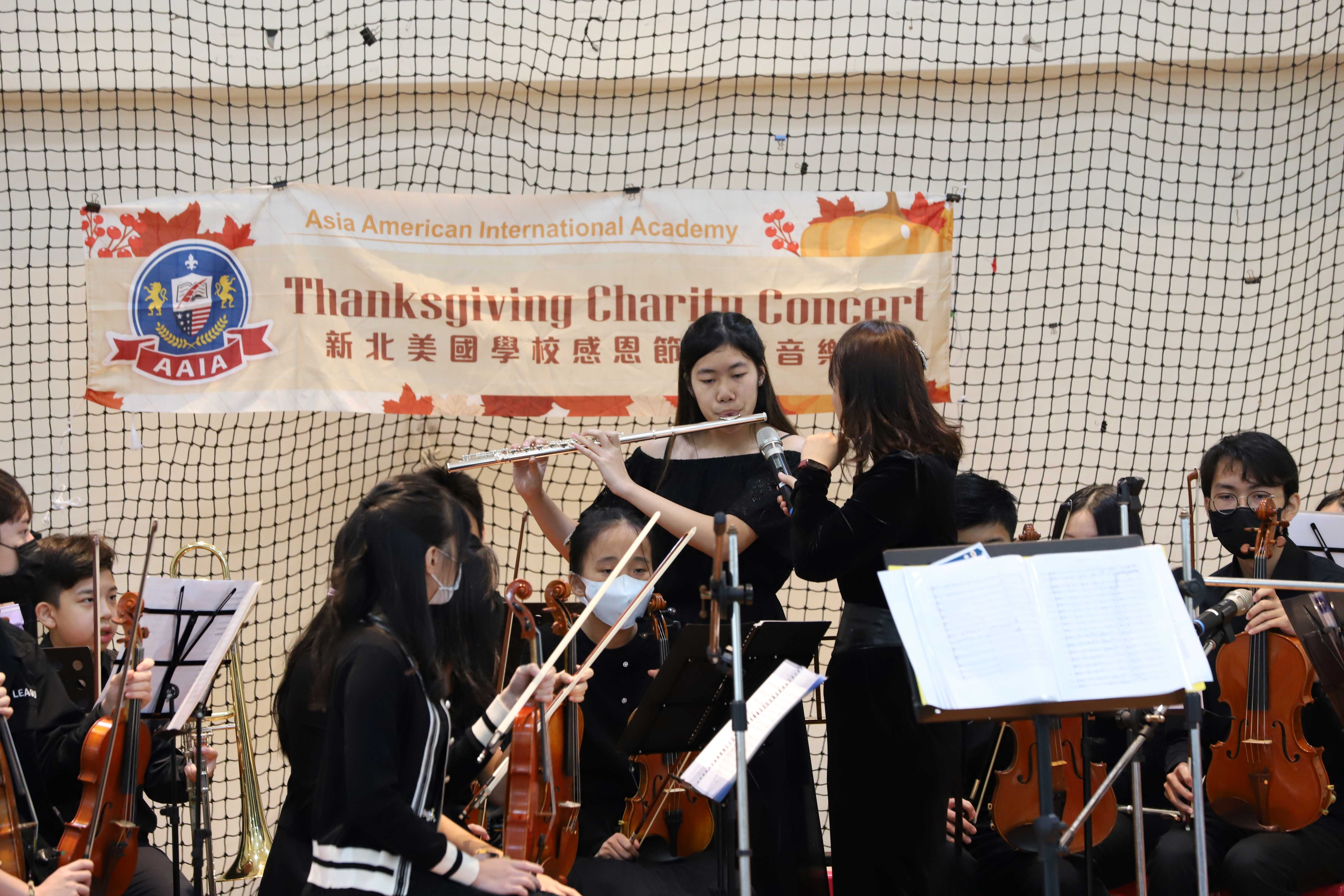 5.新北美國學校管弦樂團老師士與團員示範樂器進行英文教學.JPG