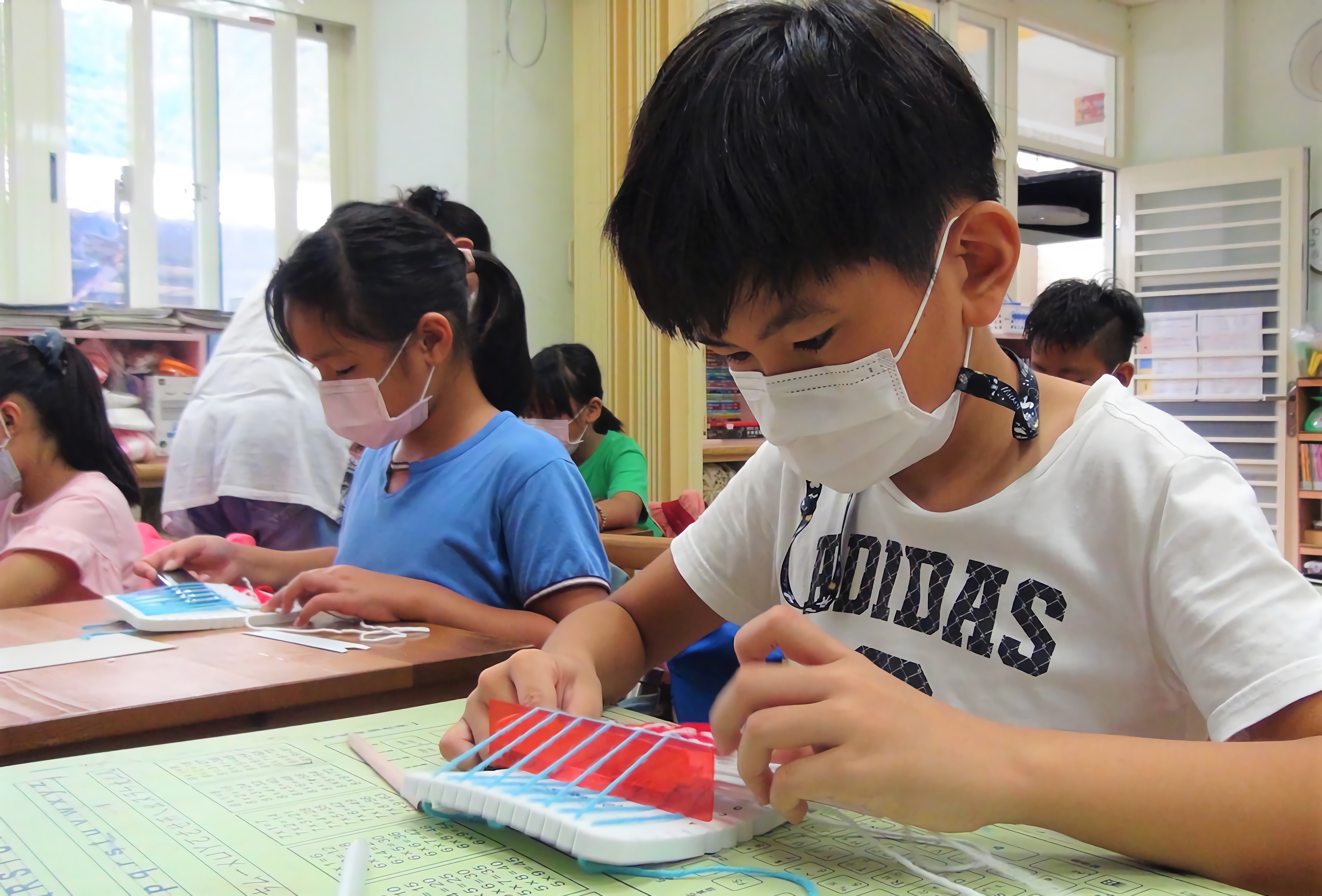5.德拉楠民族實驗小學學生體驗編織文化.jpg