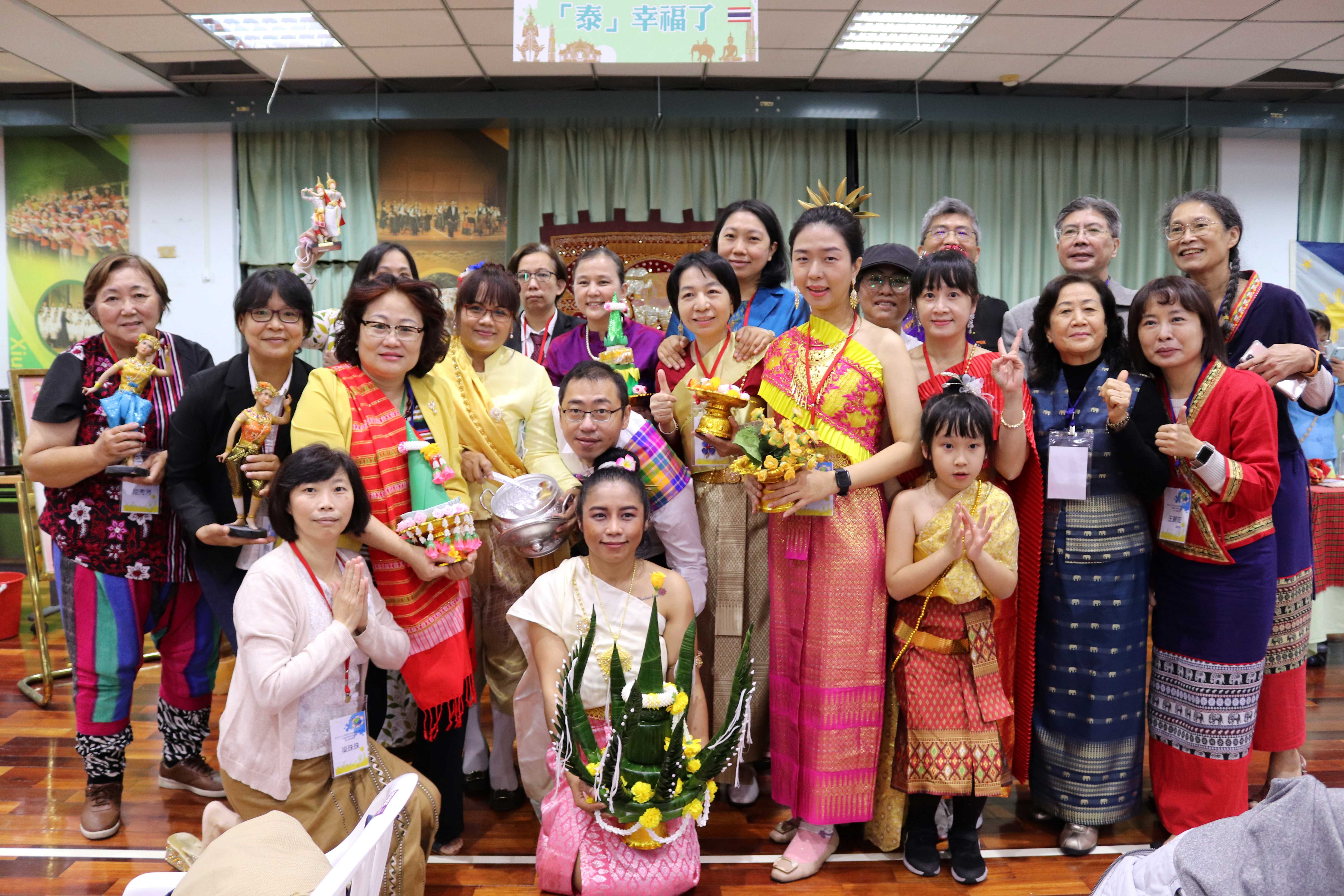 5.新北市新住民語文共備學員體驗泰國喜宴文化。.JPG