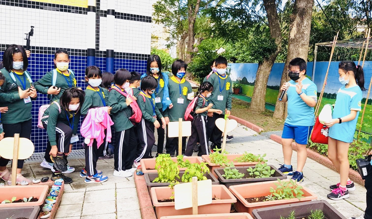 3.新北成州 花蓮萬寧兩校 成千成萬的教育希望 陳牽成萬的學子交流